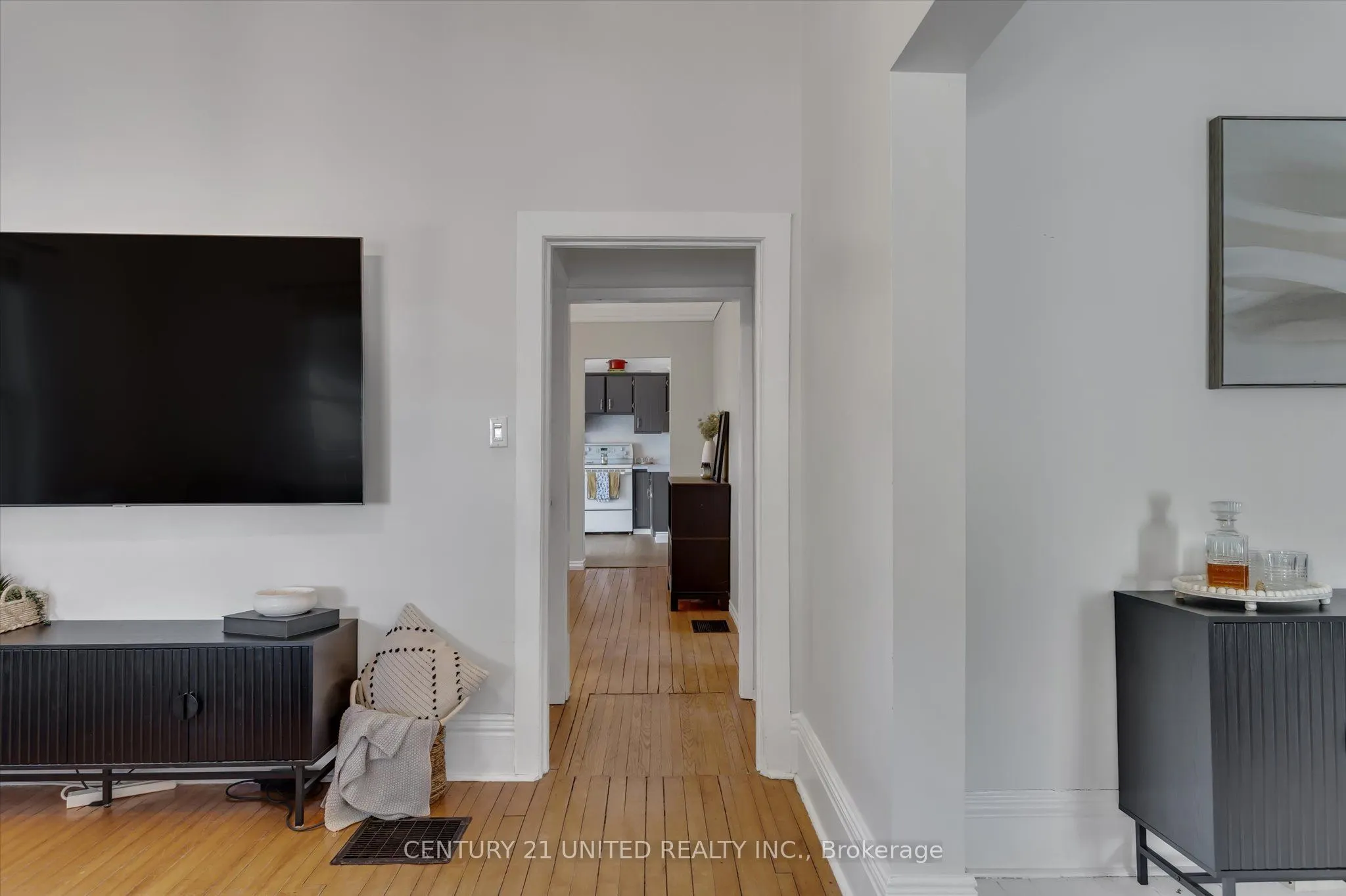 86 Division Street E