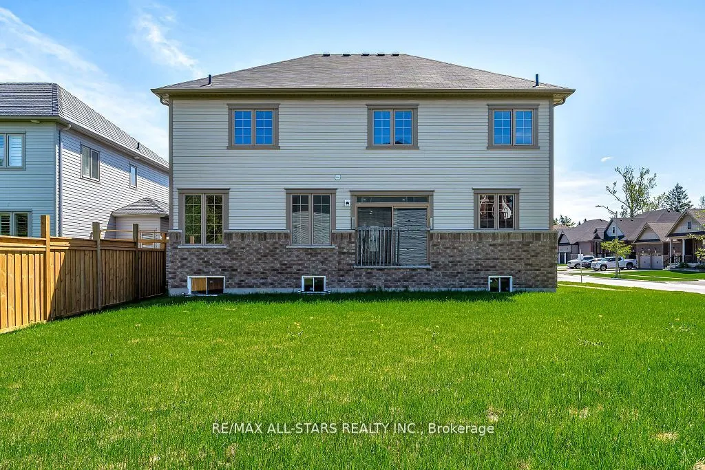 92 Hennessey Crescent