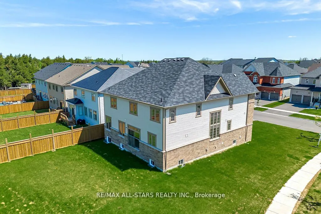92 Hennessey Crescent