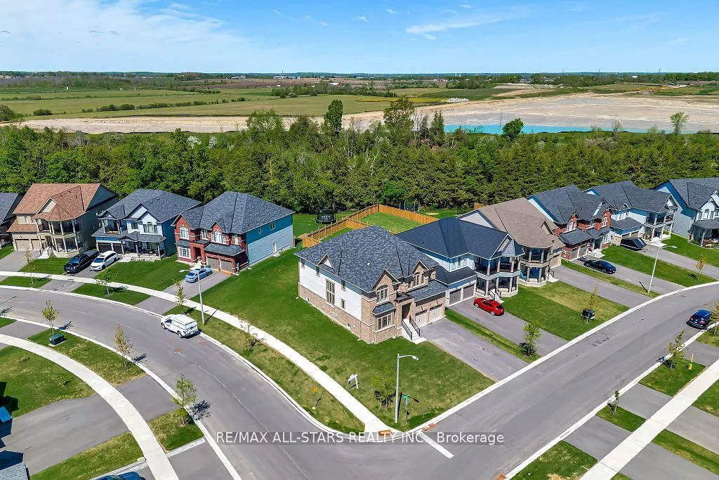 92 Hennessey Crescent