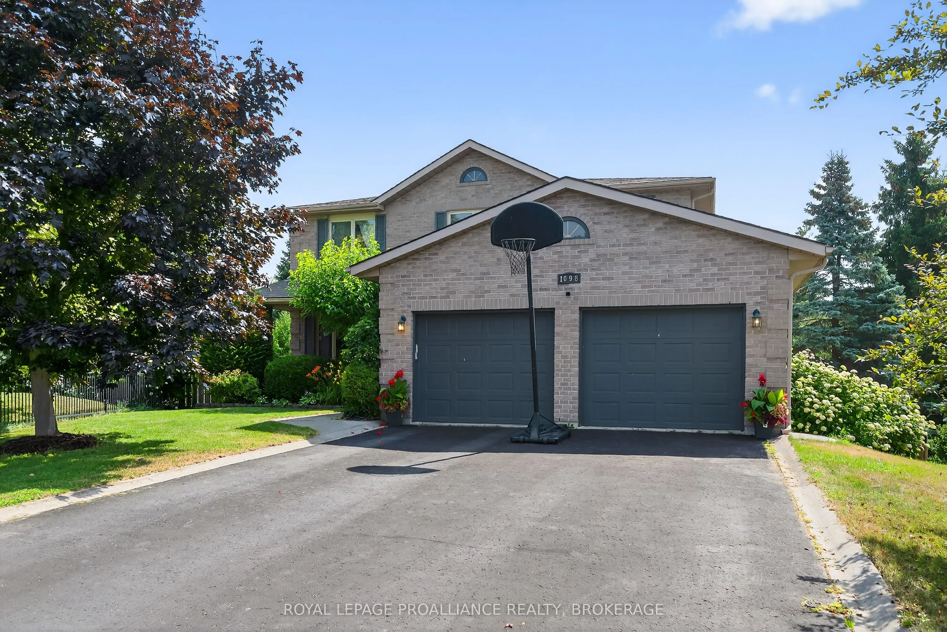 1098 Caitlin Crescent