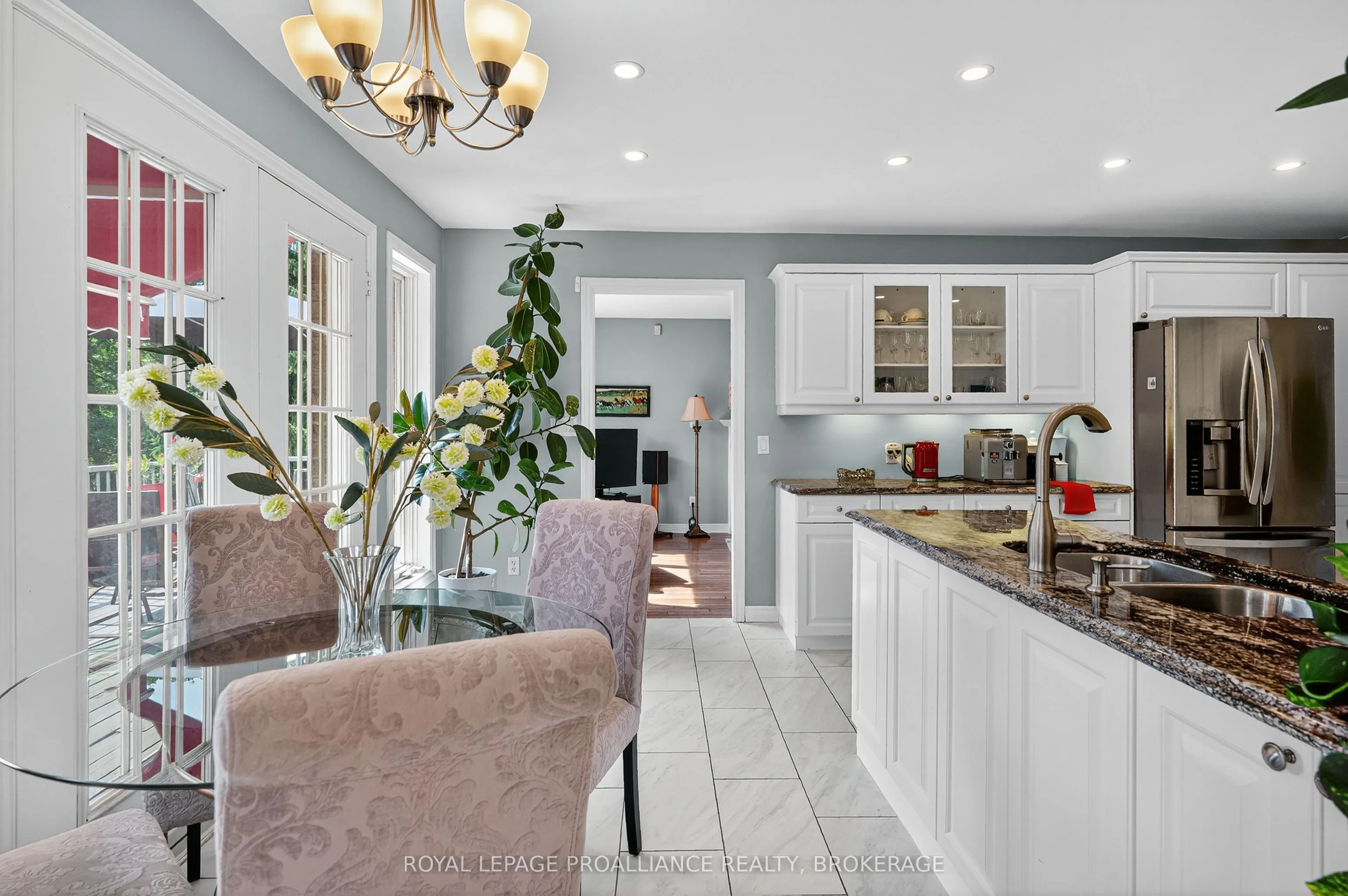 1098 Caitlin Crescent