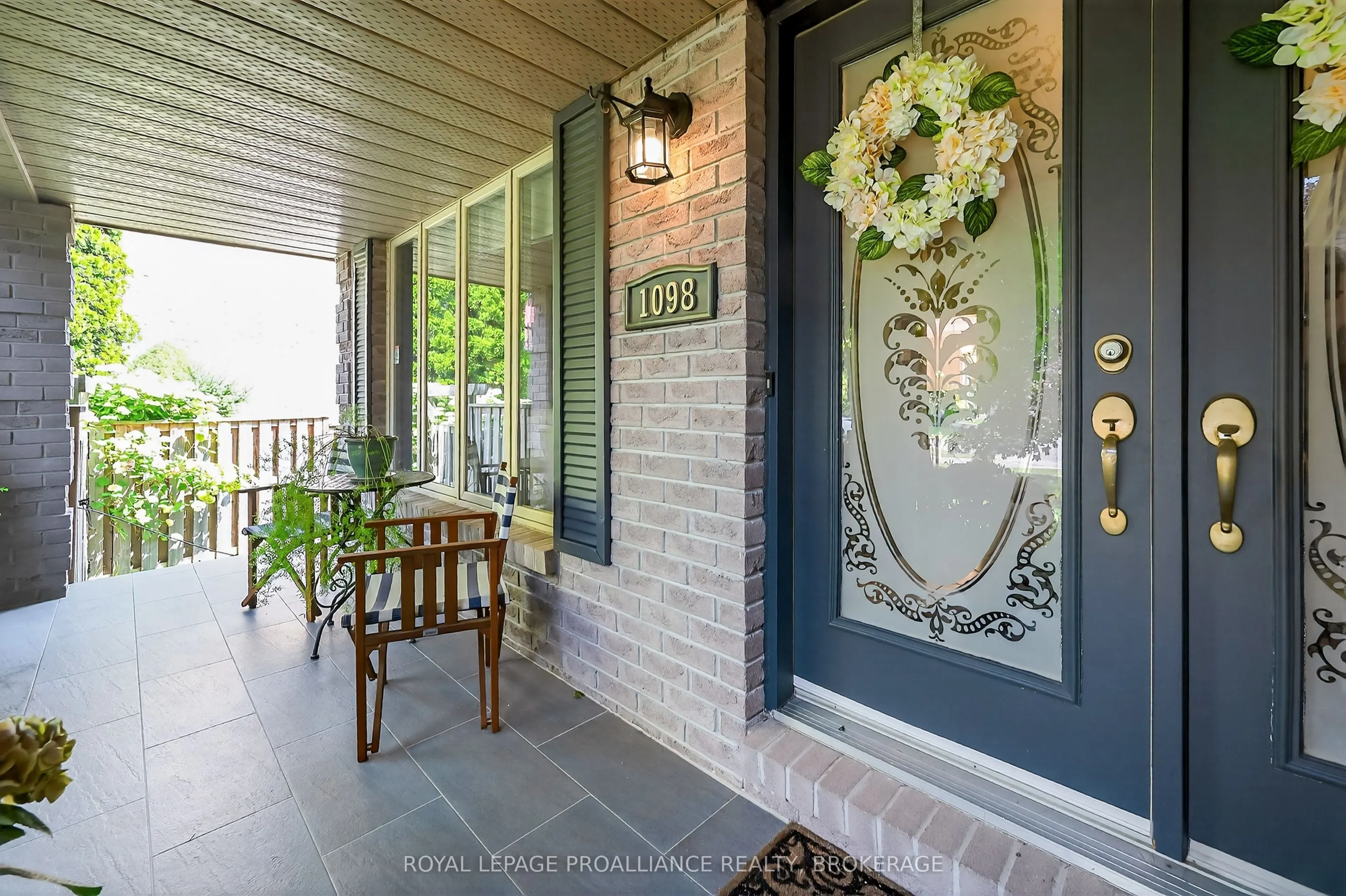 1098 Caitlin Crescent