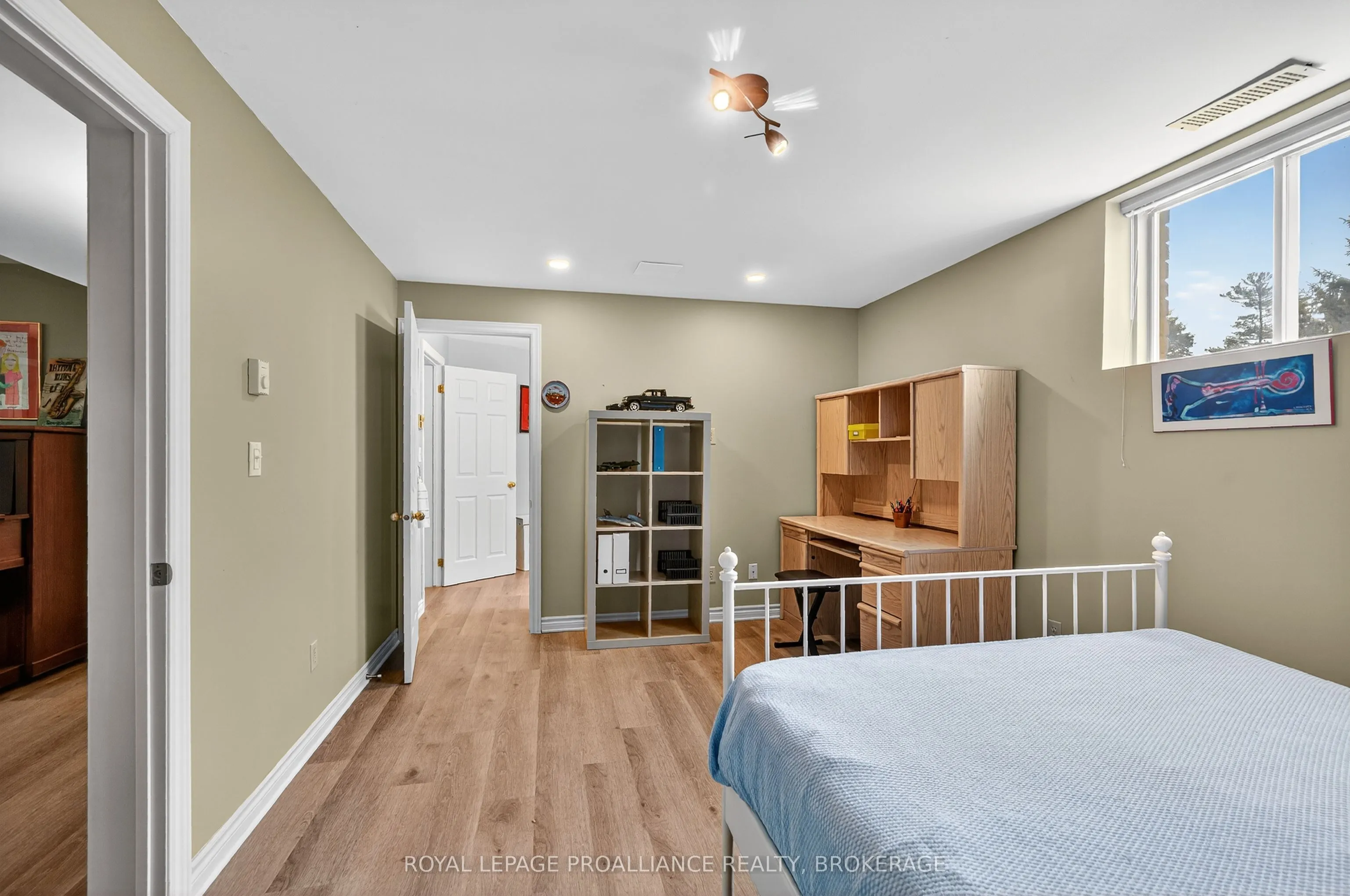 1098 Caitlin Crescent