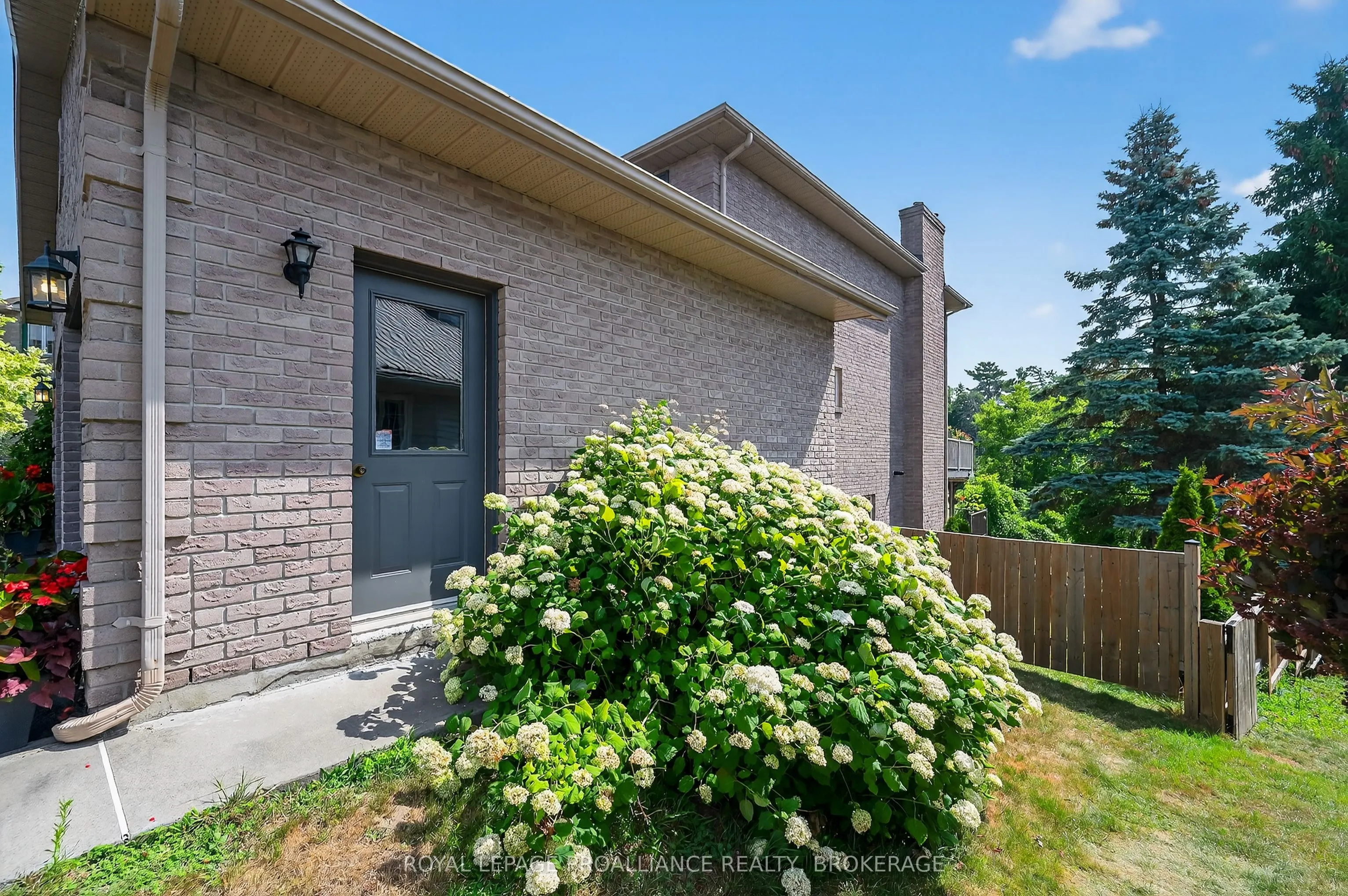 1098 Caitlin Crescent