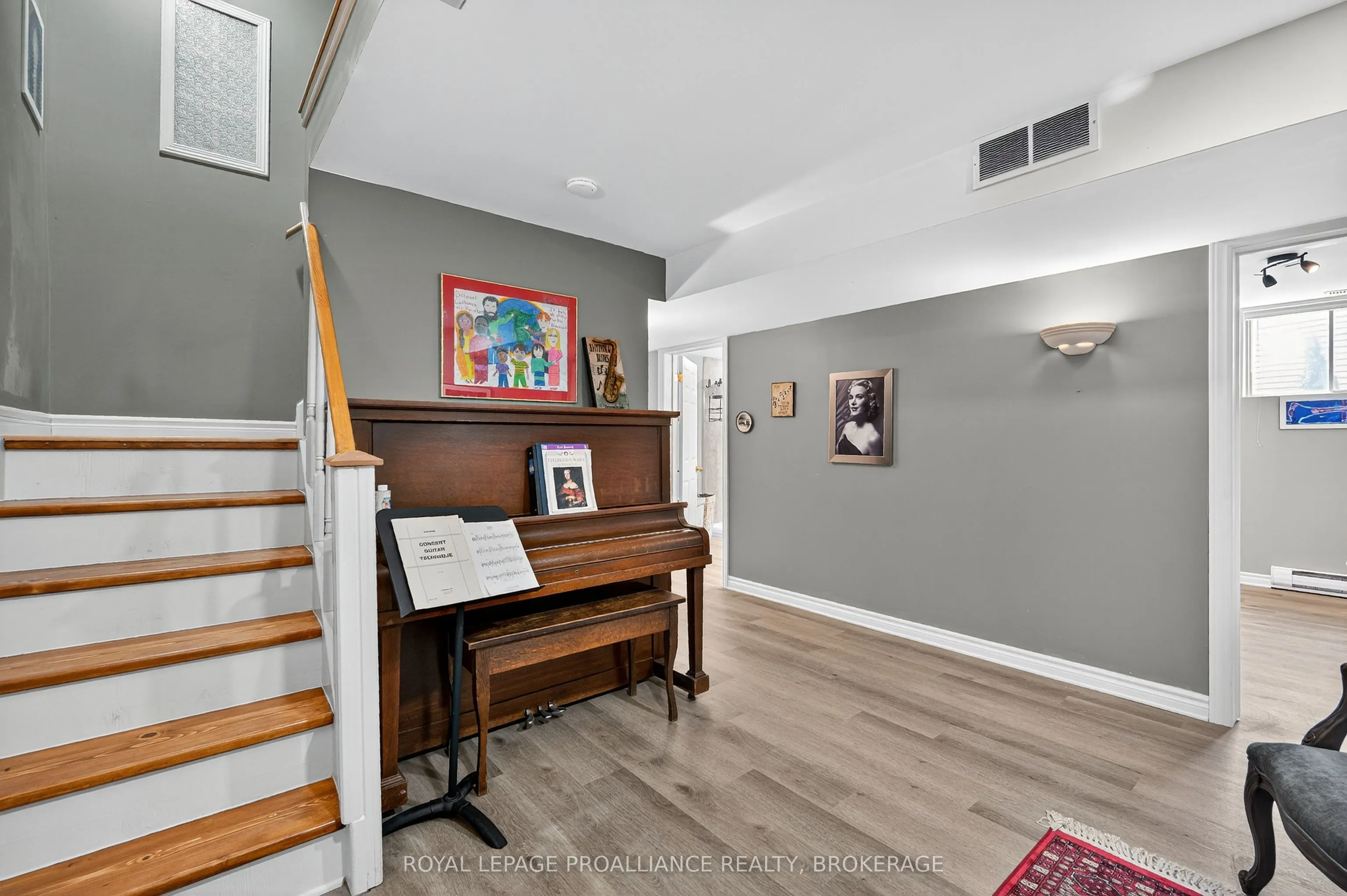 1098 Caitlin Crescent