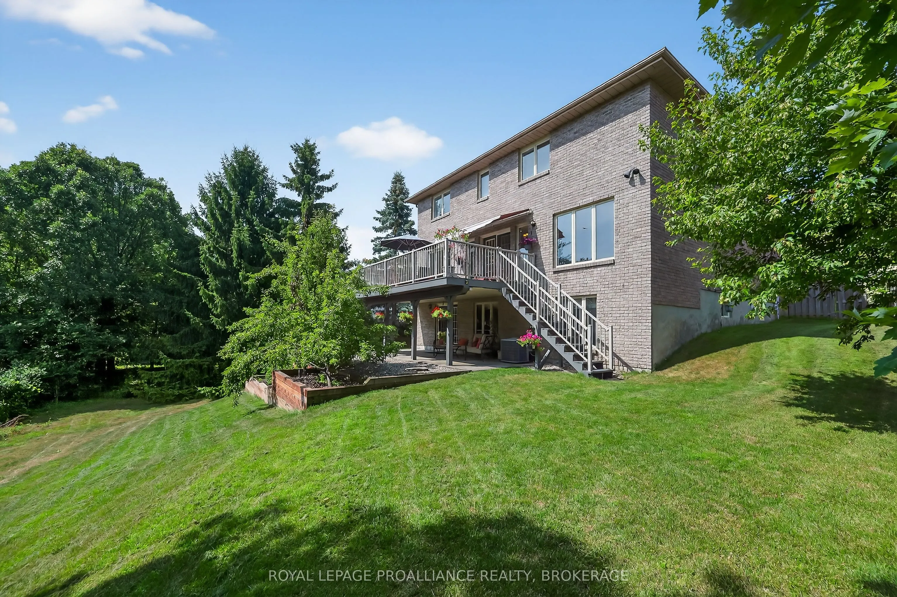1098 Caitlin Crescent