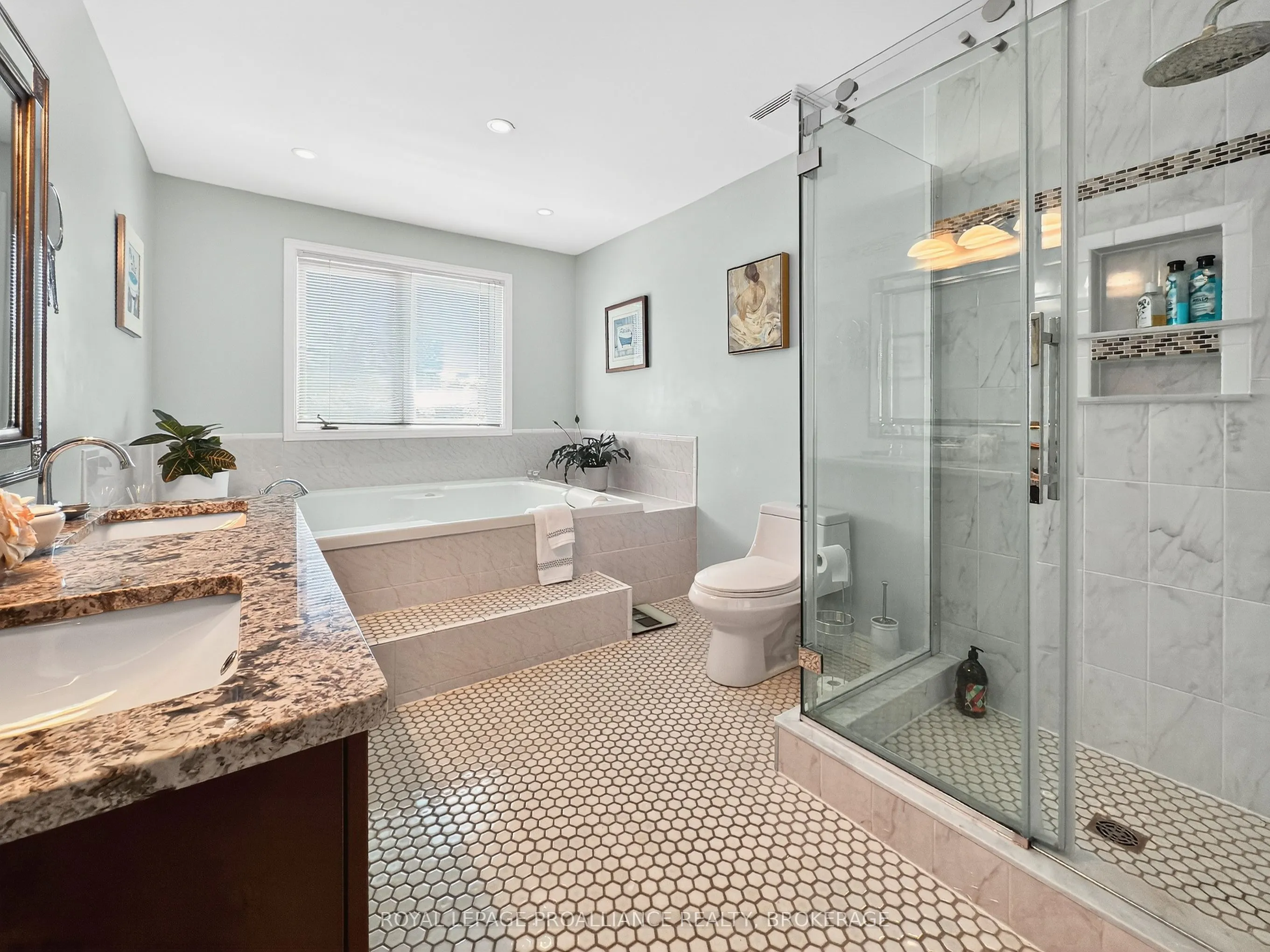 1098 Caitlin Crescent