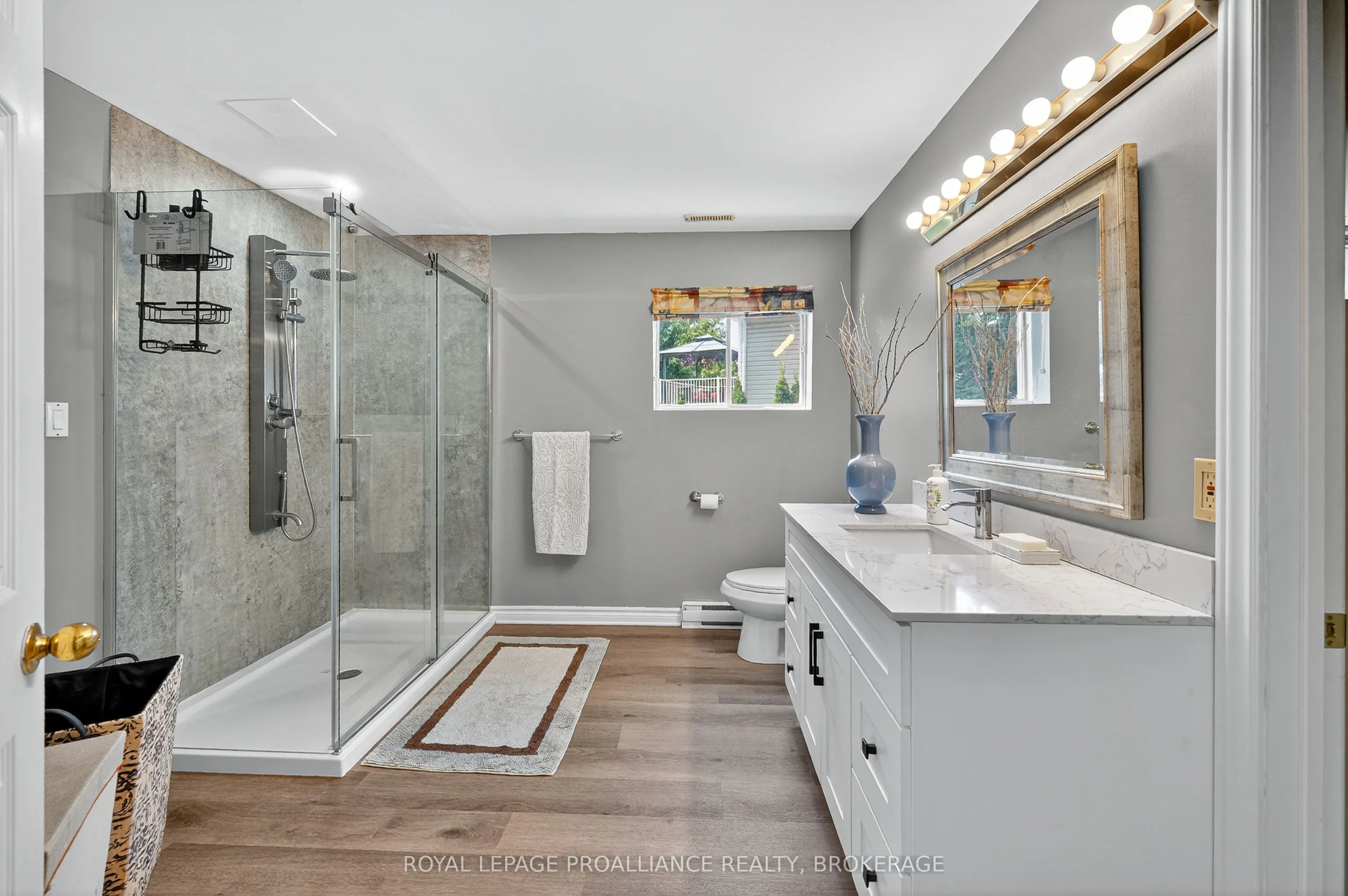 1098 Caitlin Crescent