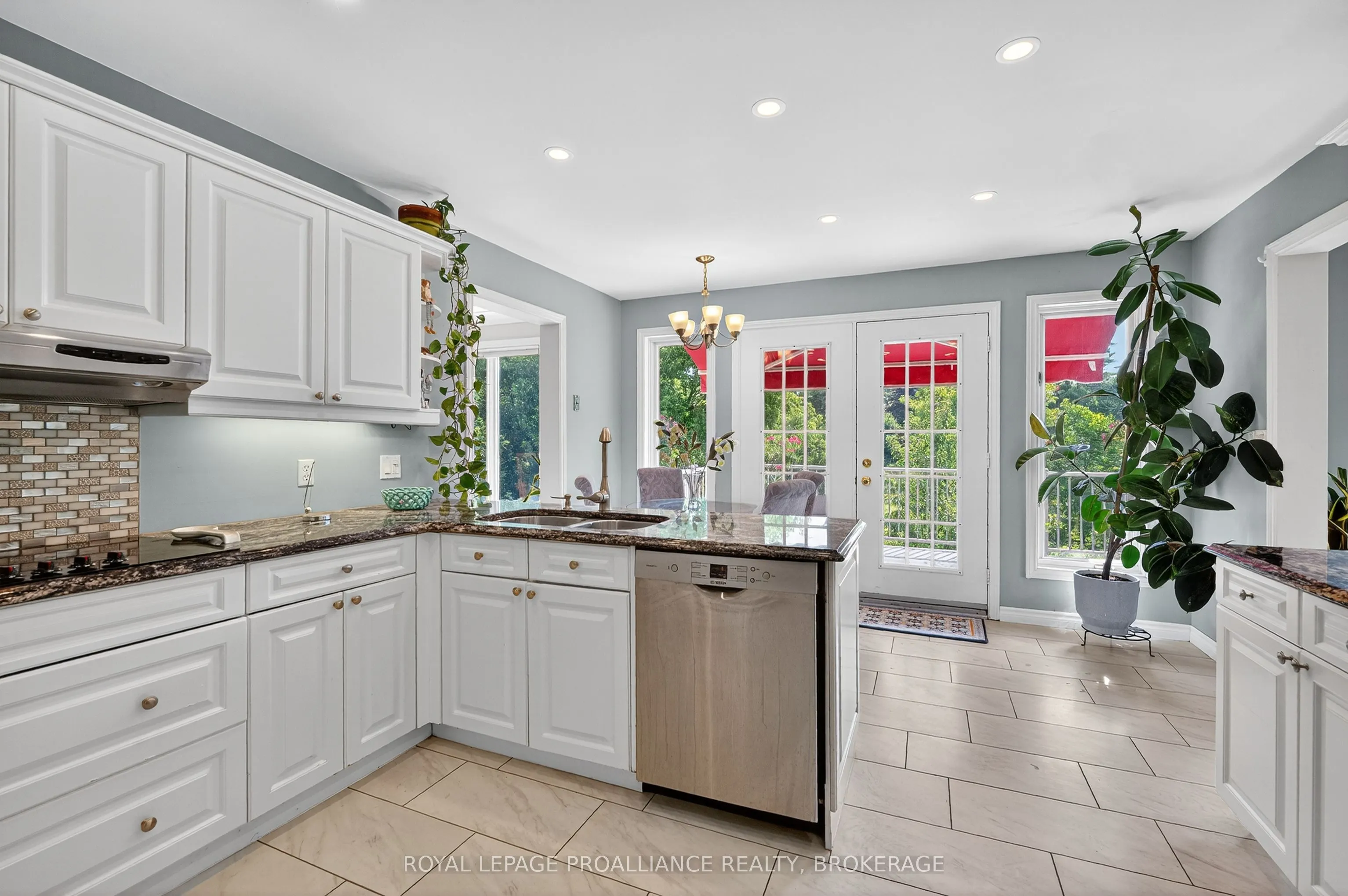 1098 Caitlin Crescent