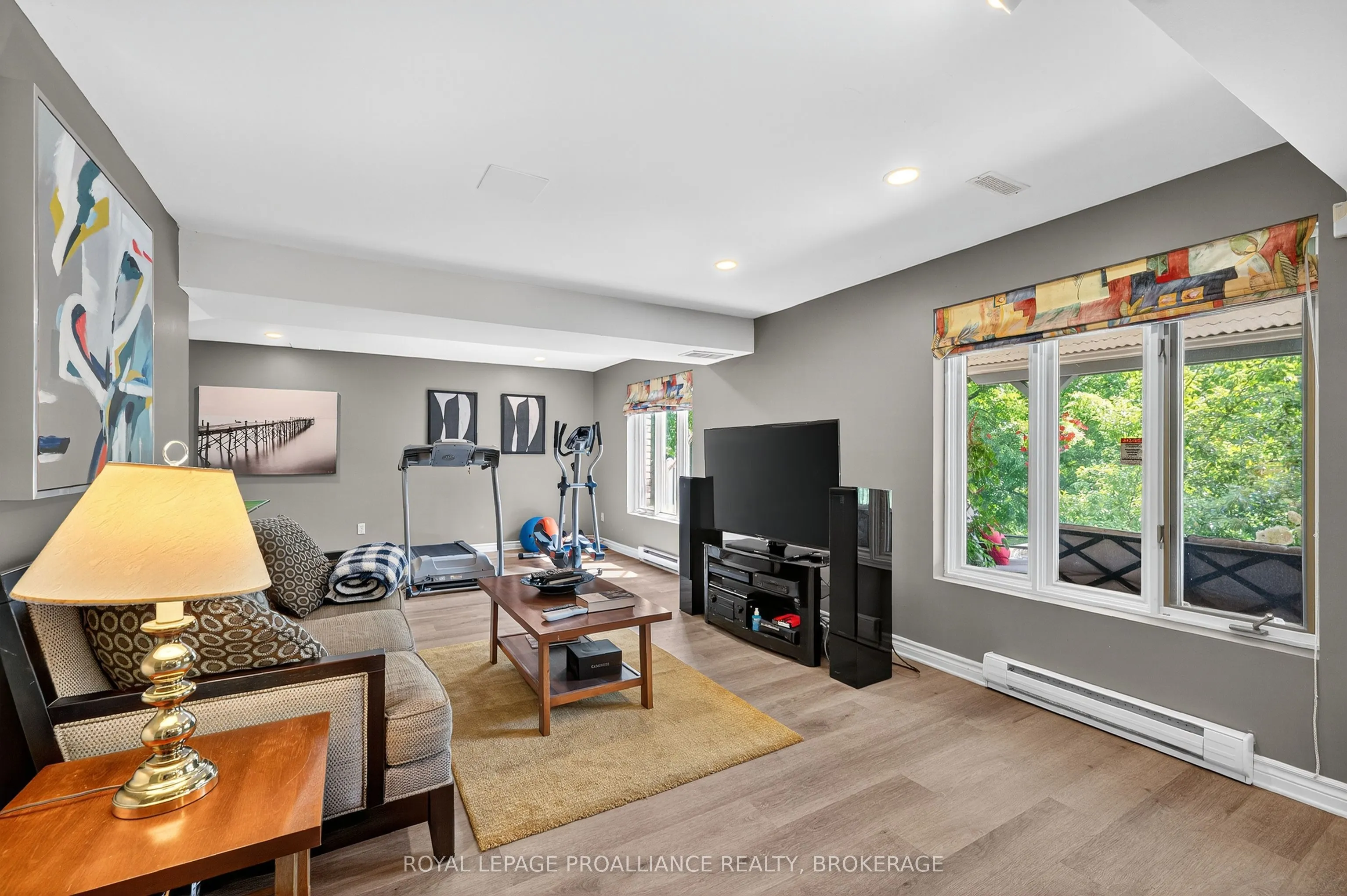 1098 Caitlin Crescent