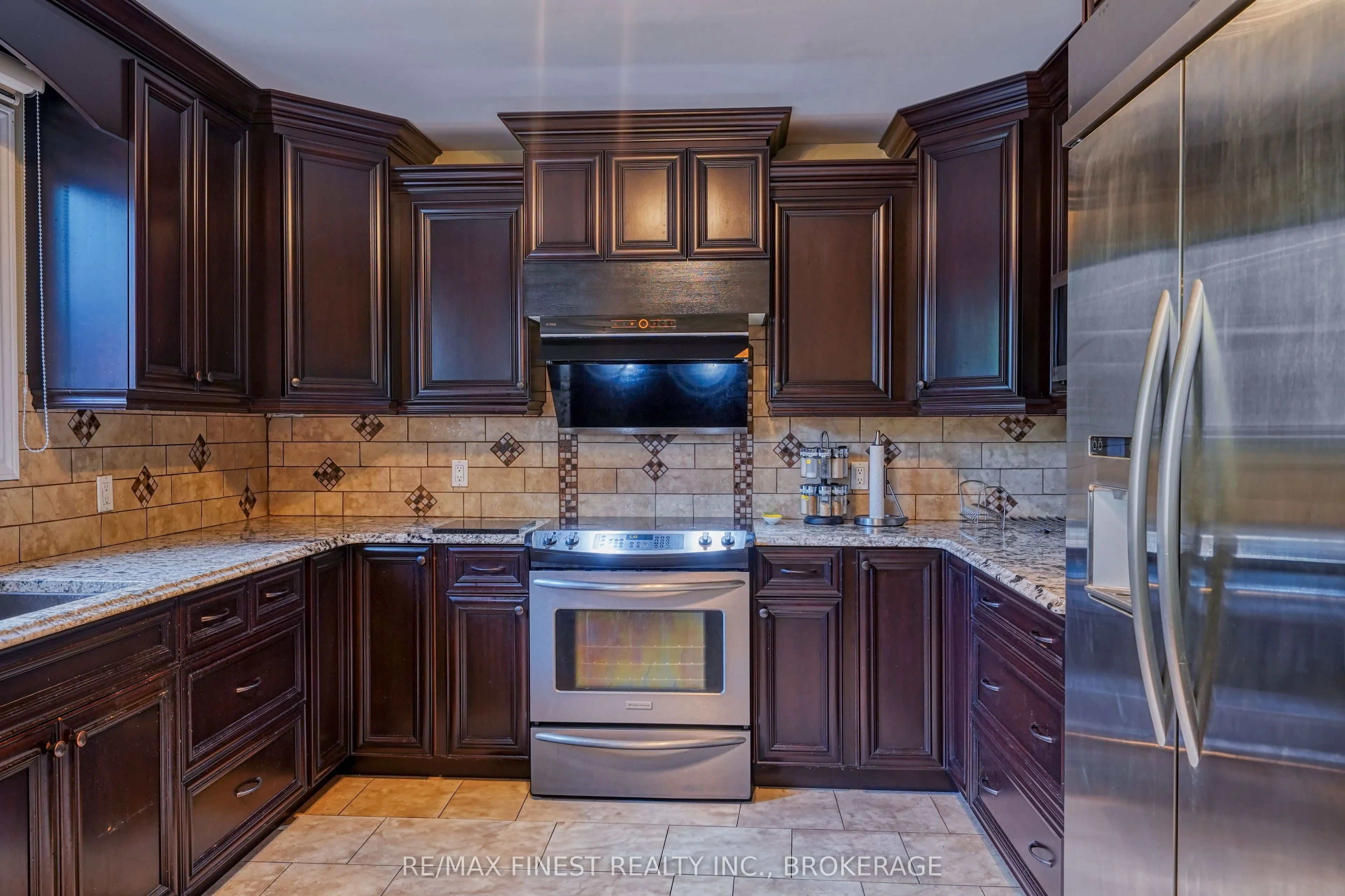 1082 Caitlin Crescent