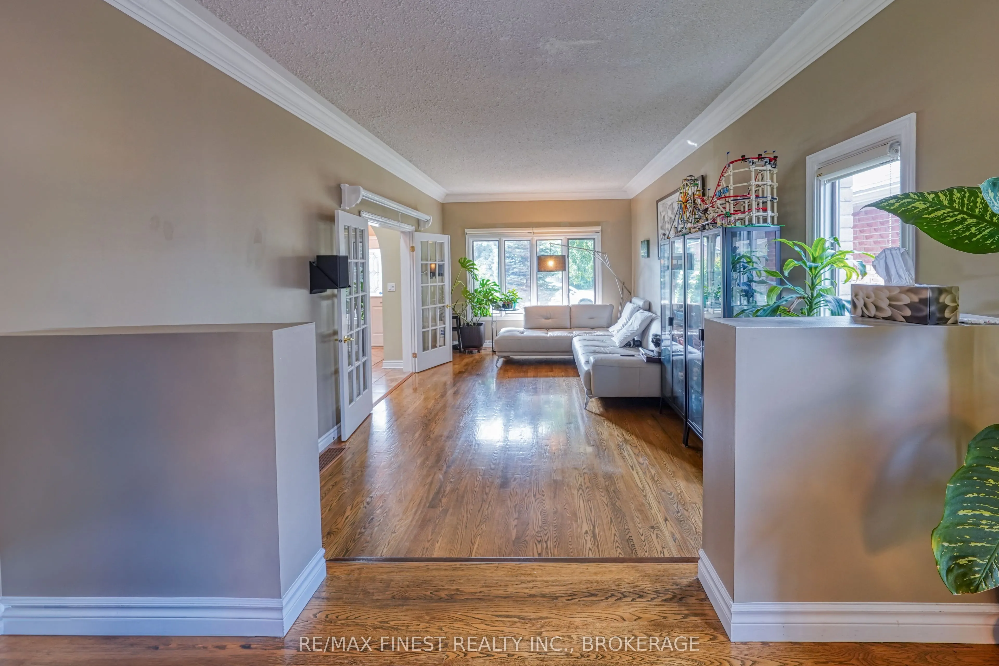 1082 Caitlin Crescent