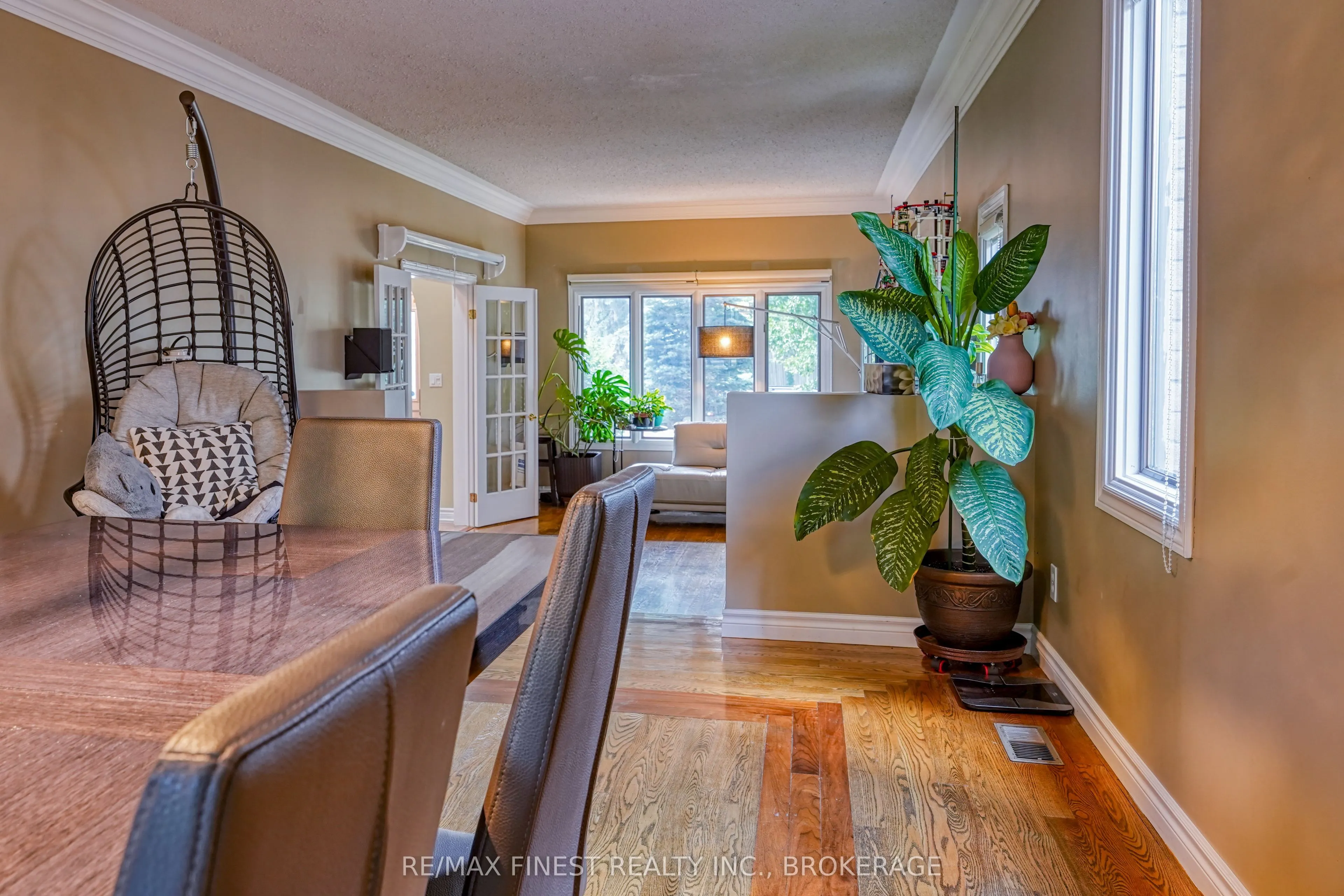 1082 Caitlin Crescent