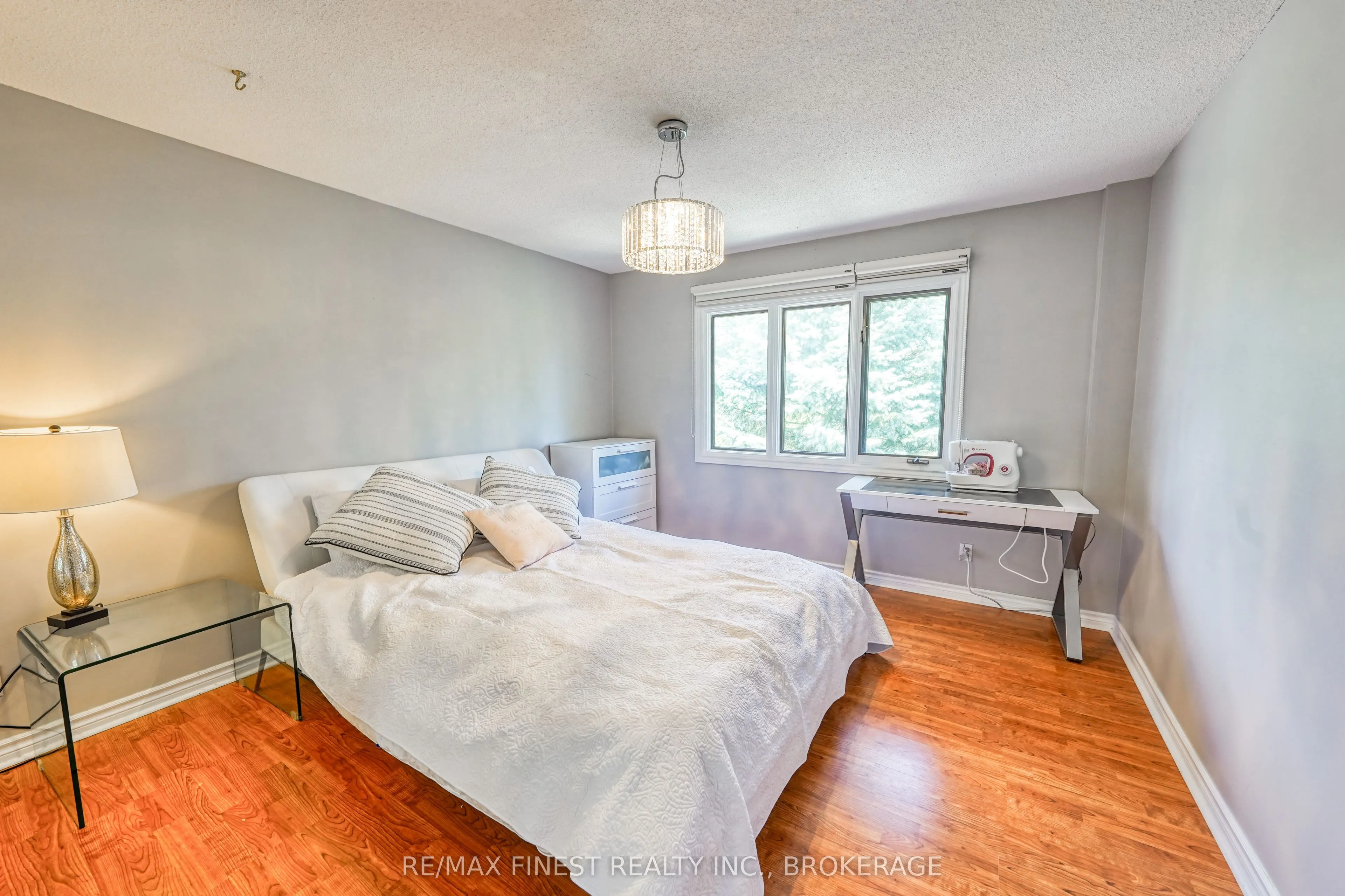 1082 Caitlin Crescent