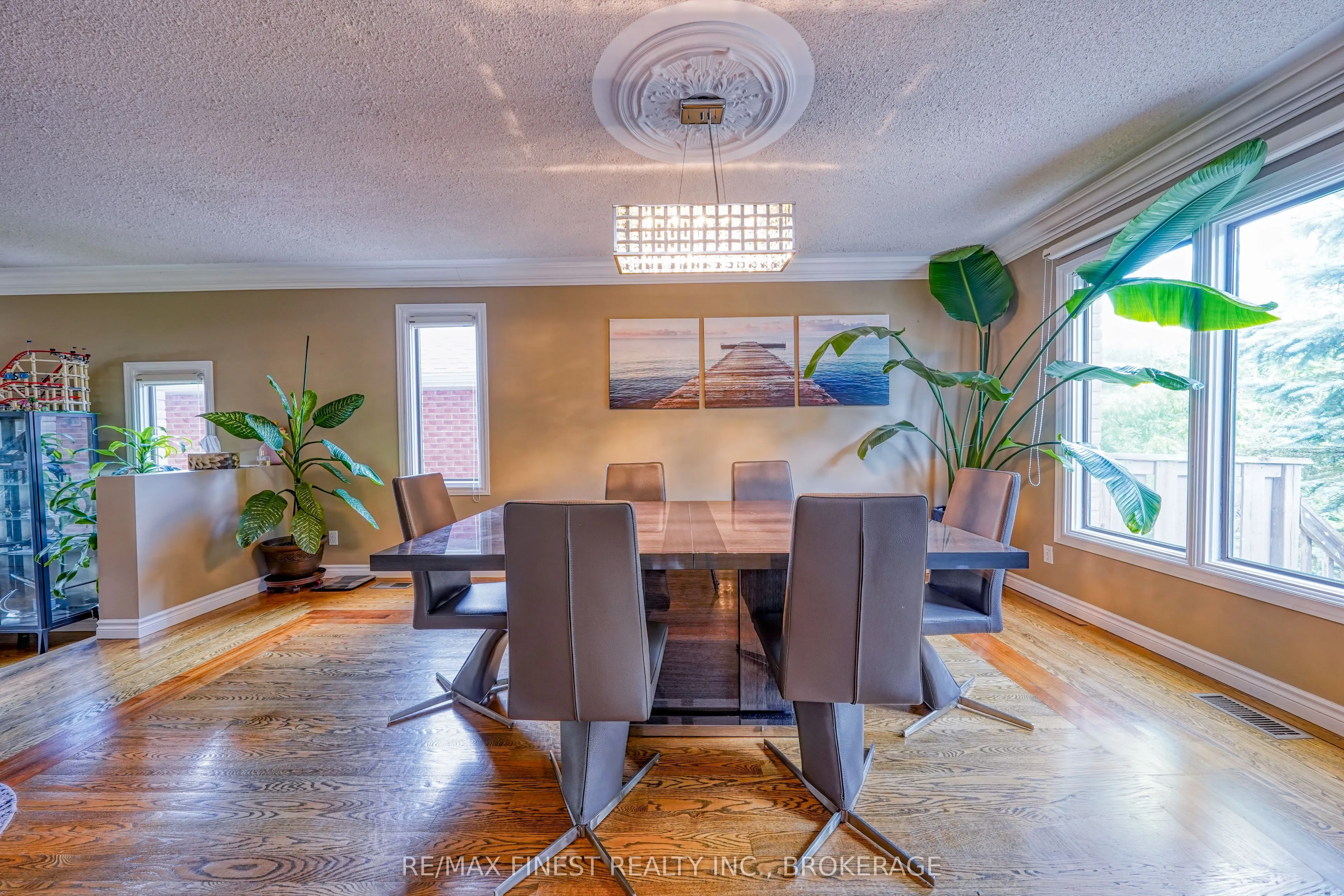 1082 Caitlin Crescent