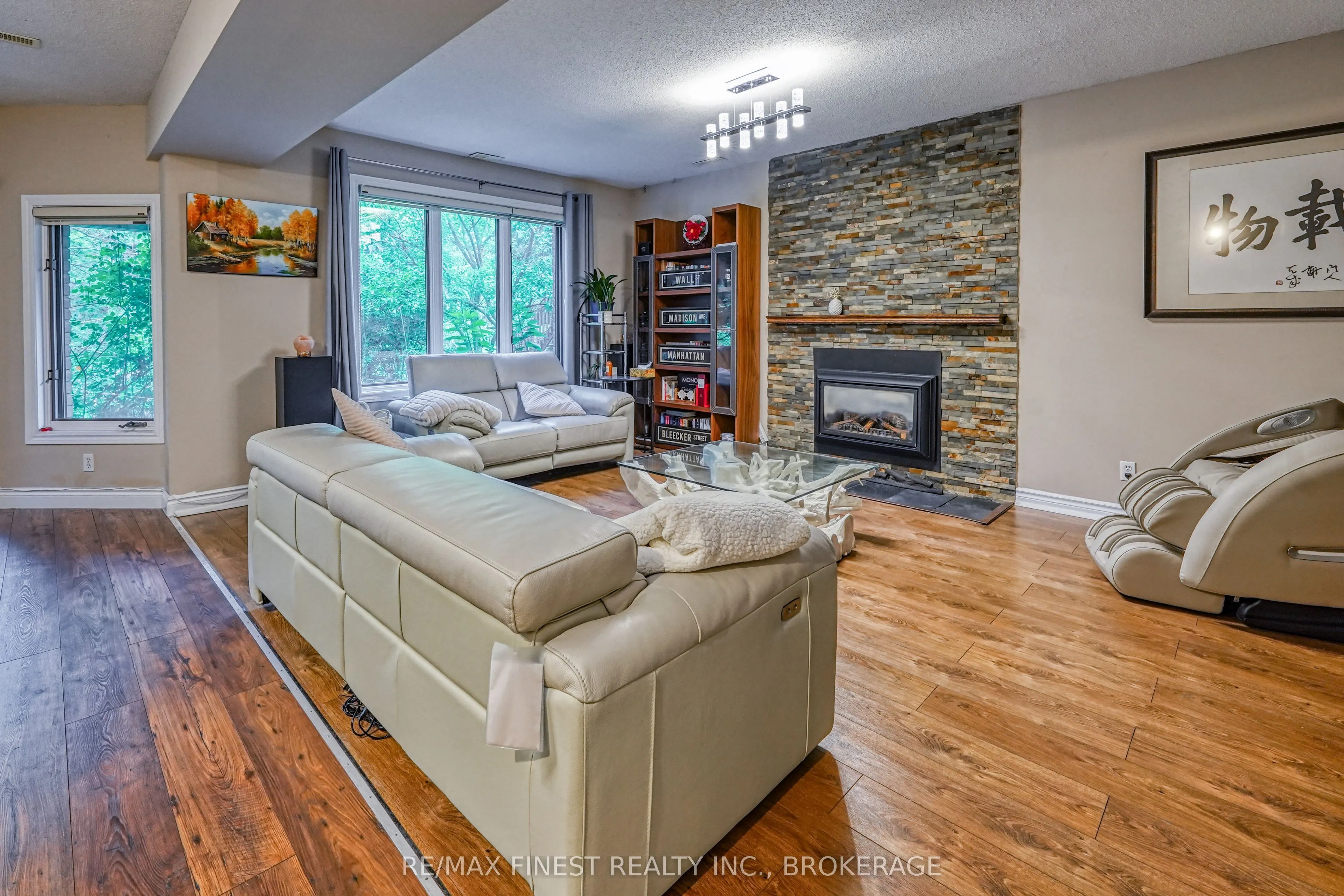 1082 Caitlin Crescent