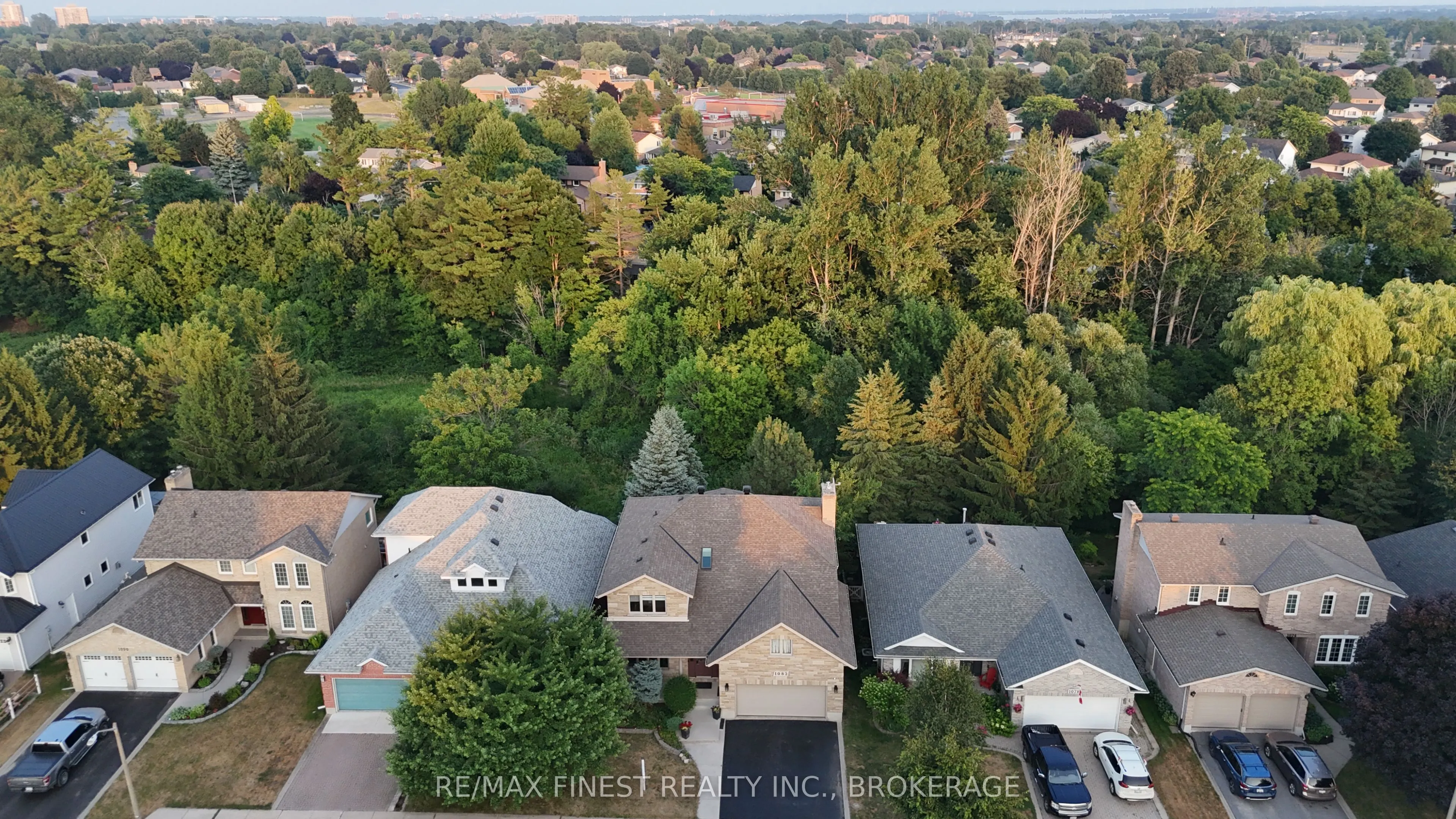 1082 Caitlin Crescent