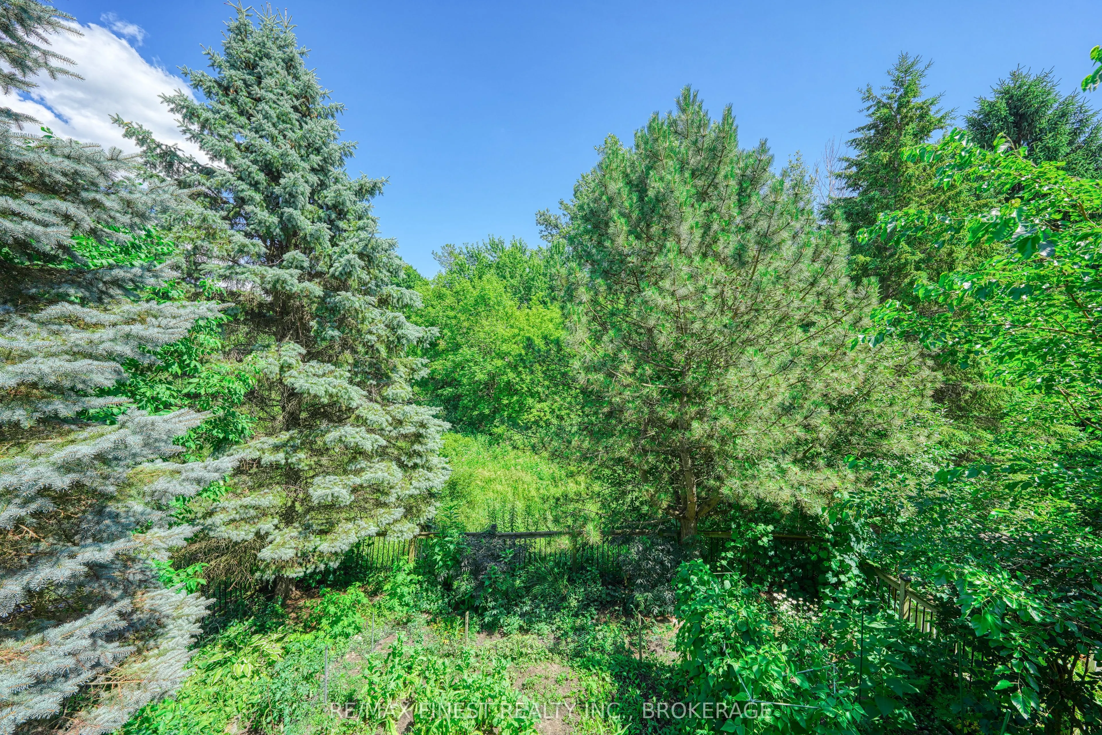 1082 Caitlin Crescent
