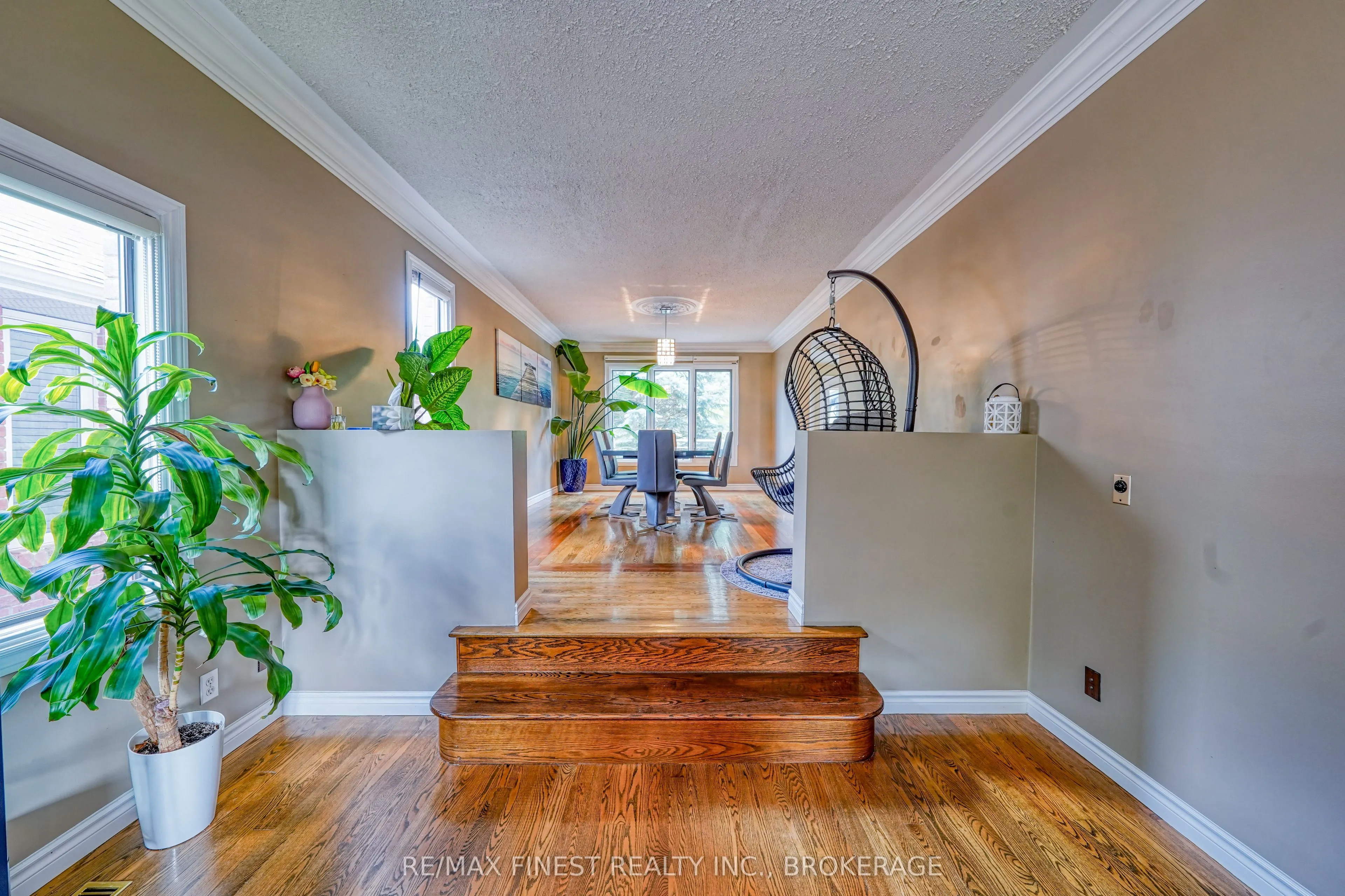 1082 Caitlin Crescent