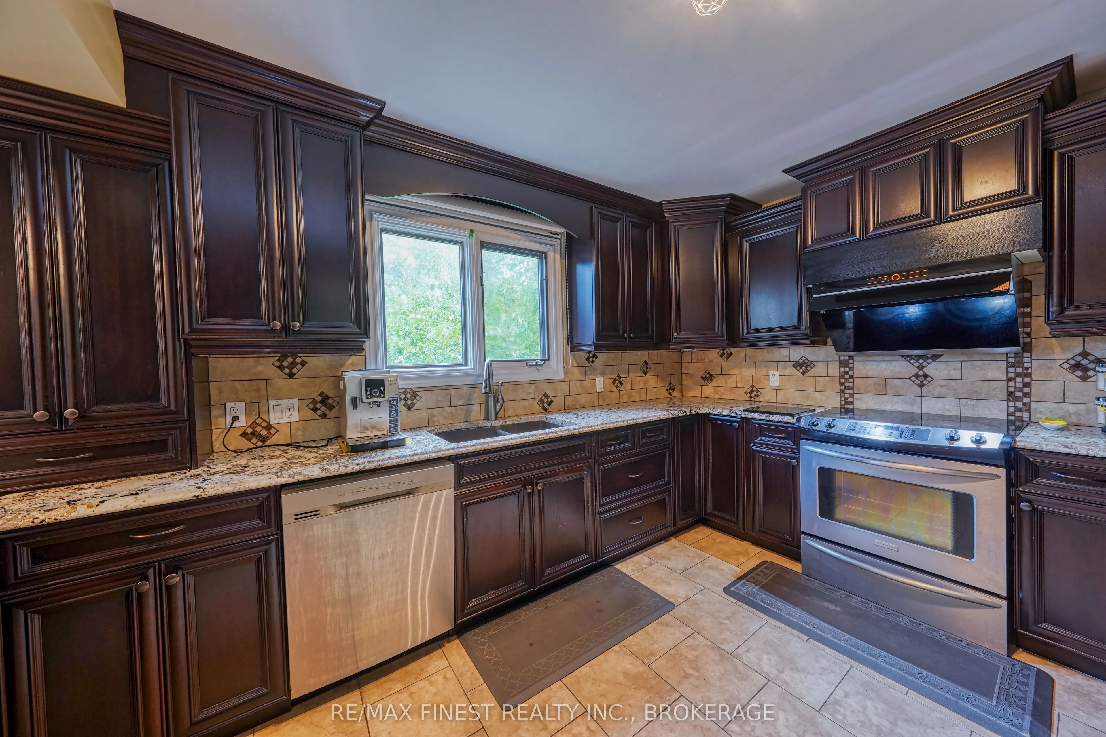 1082 Caitlin Crescent