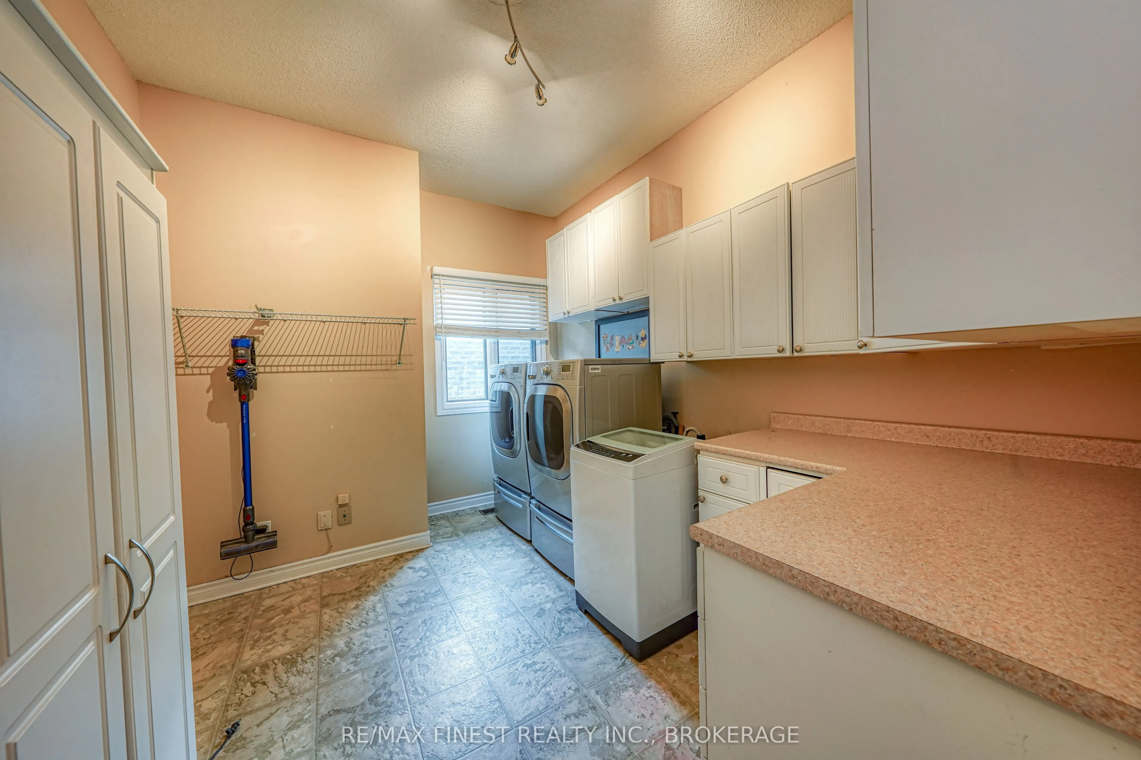 1082 Caitlin Crescent