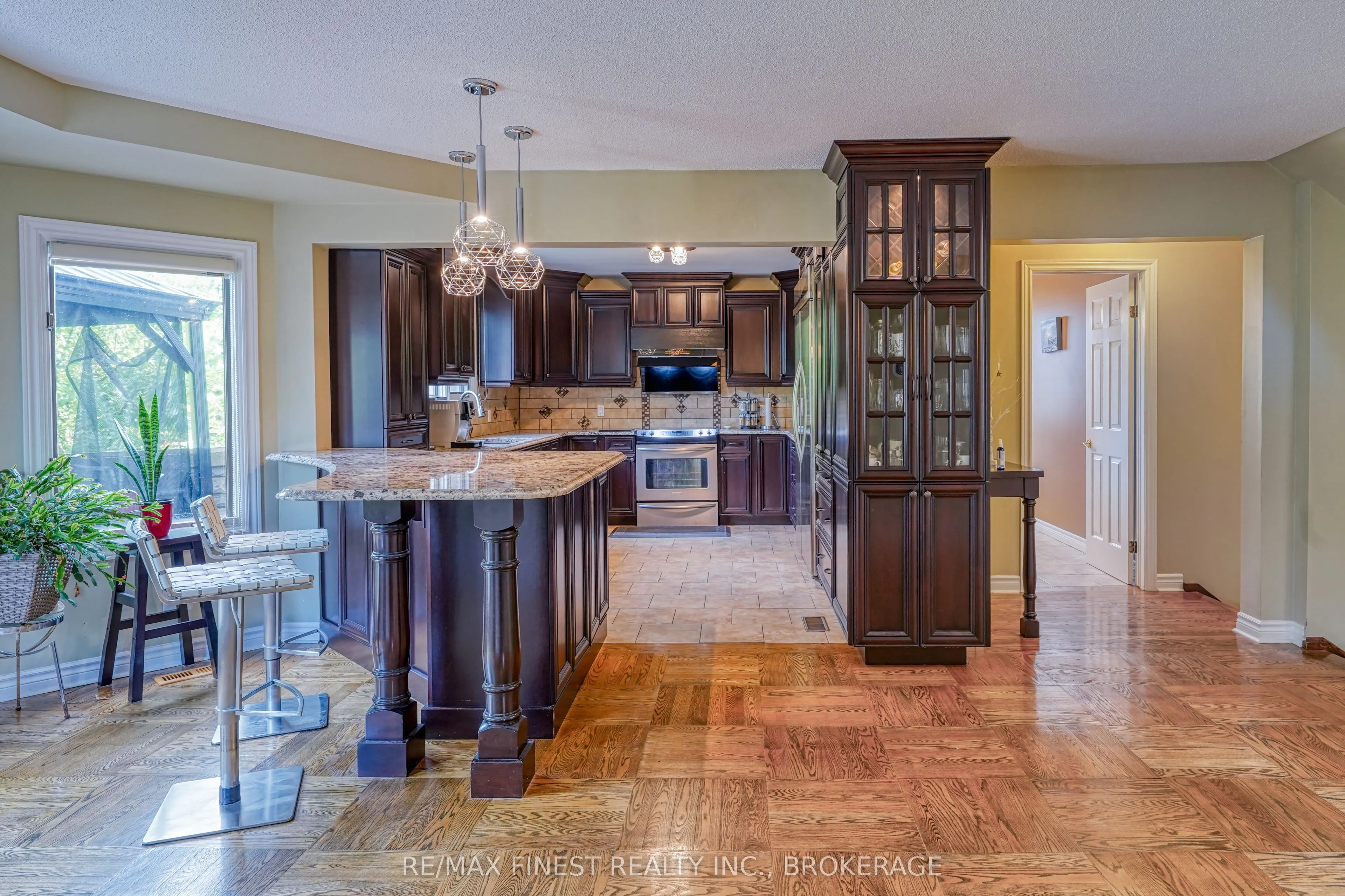 1082 Caitlin Crescent