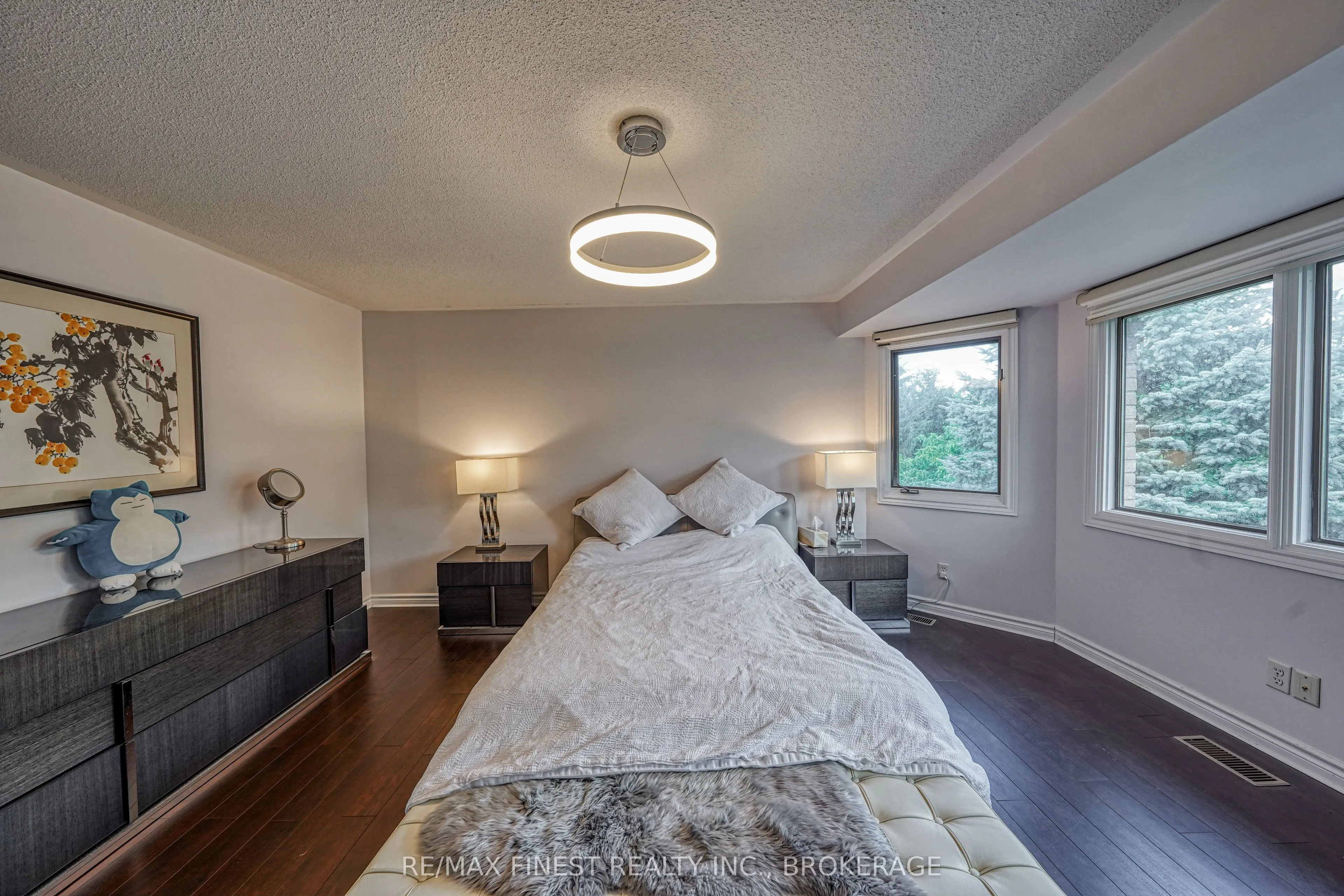 1082 Caitlin Crescent