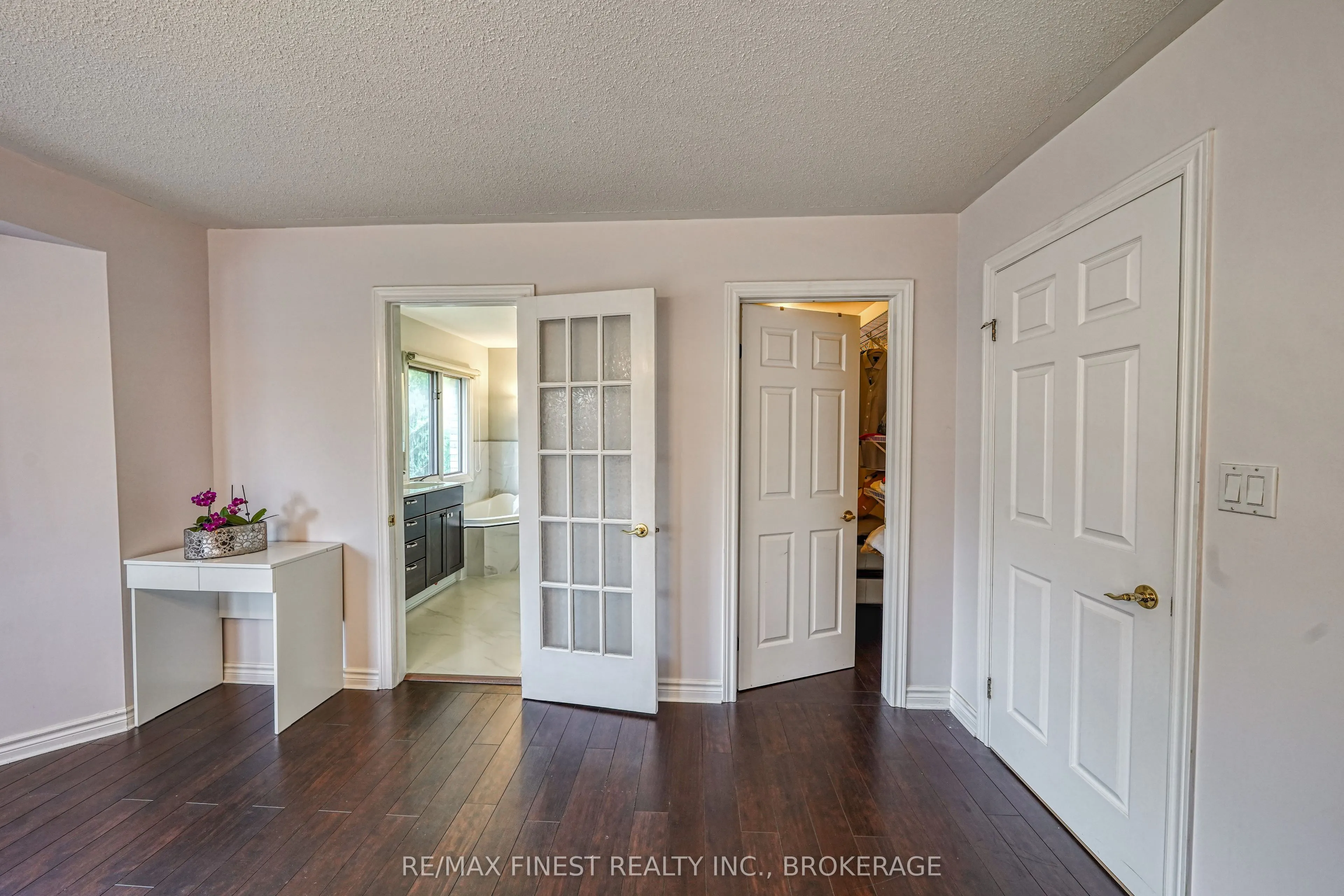 1082 Caitlin Crescent
