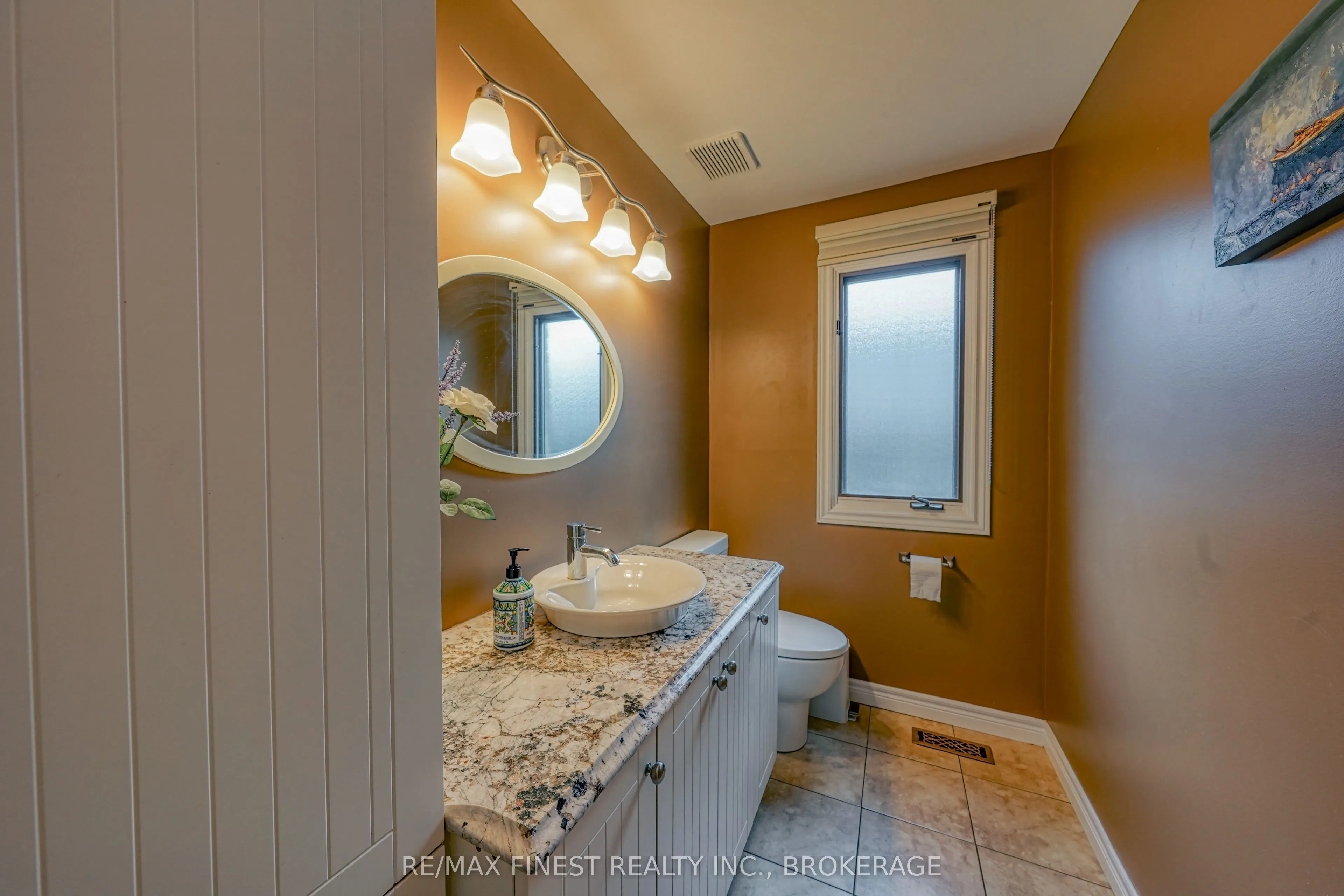 1082 Caitlin Crescent