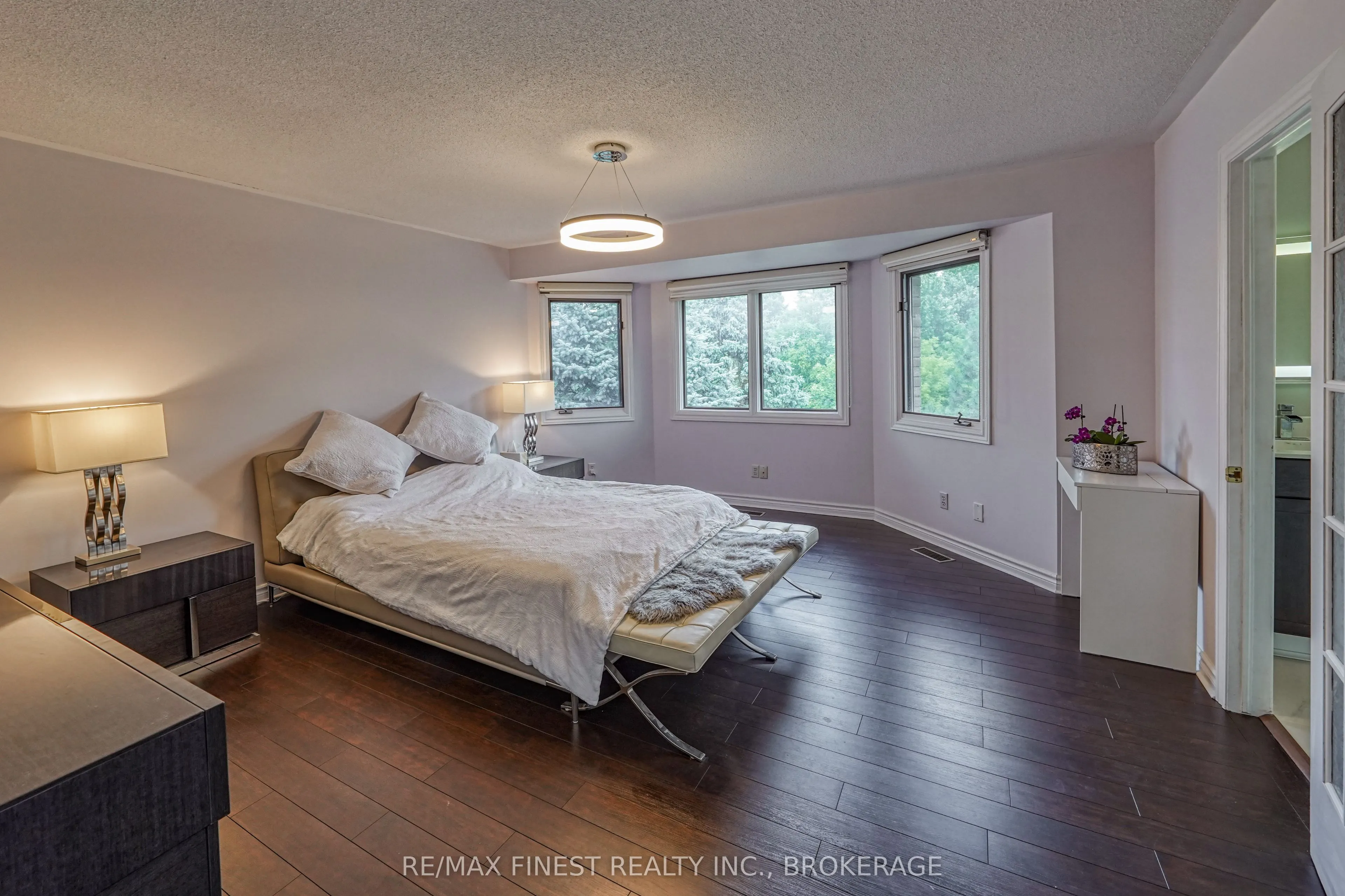 1082 Caitlin Crescent