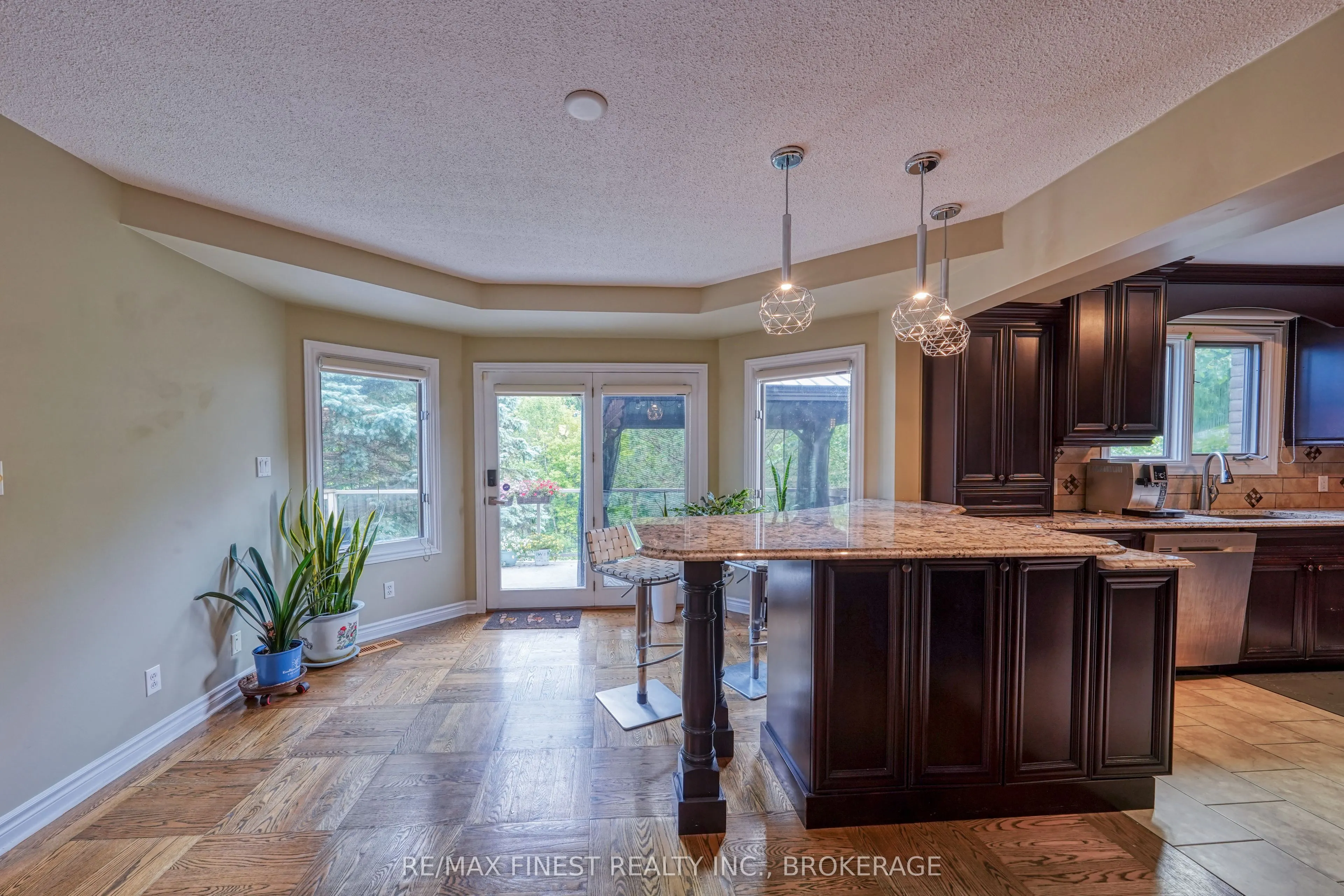 1082 Caitlin Crescent