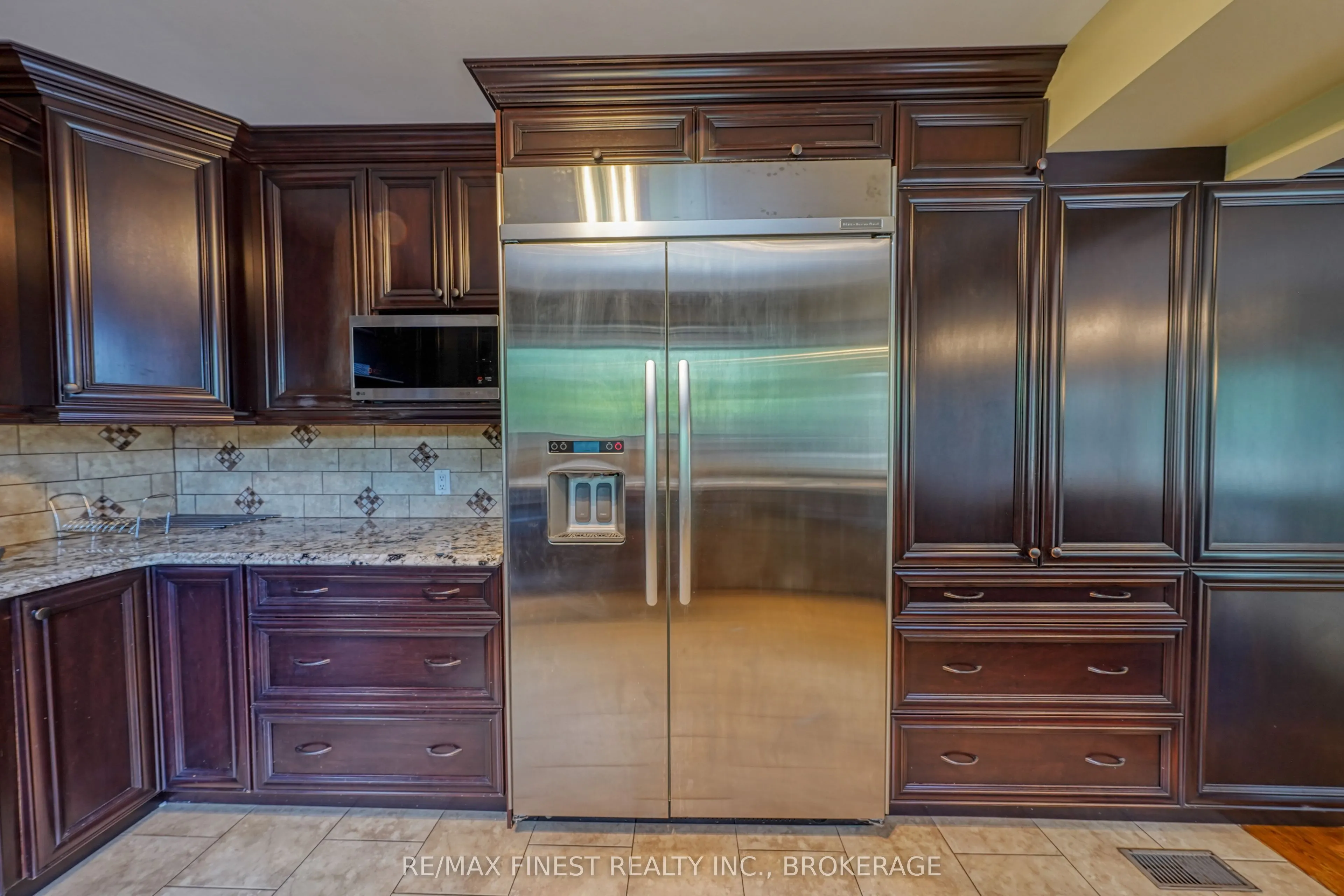 1082 Caitlin Crescent