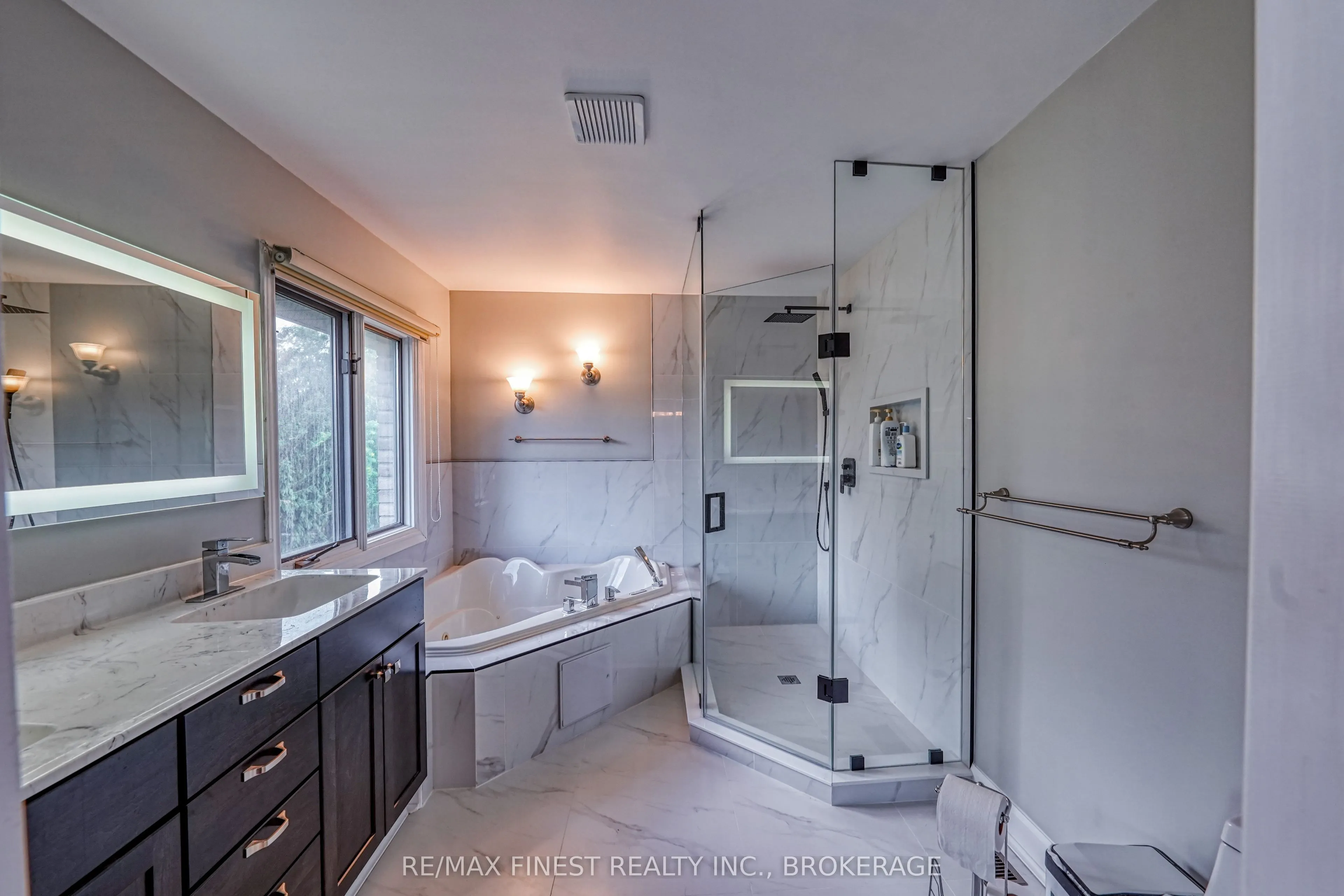 1082 Caitlin Crescent