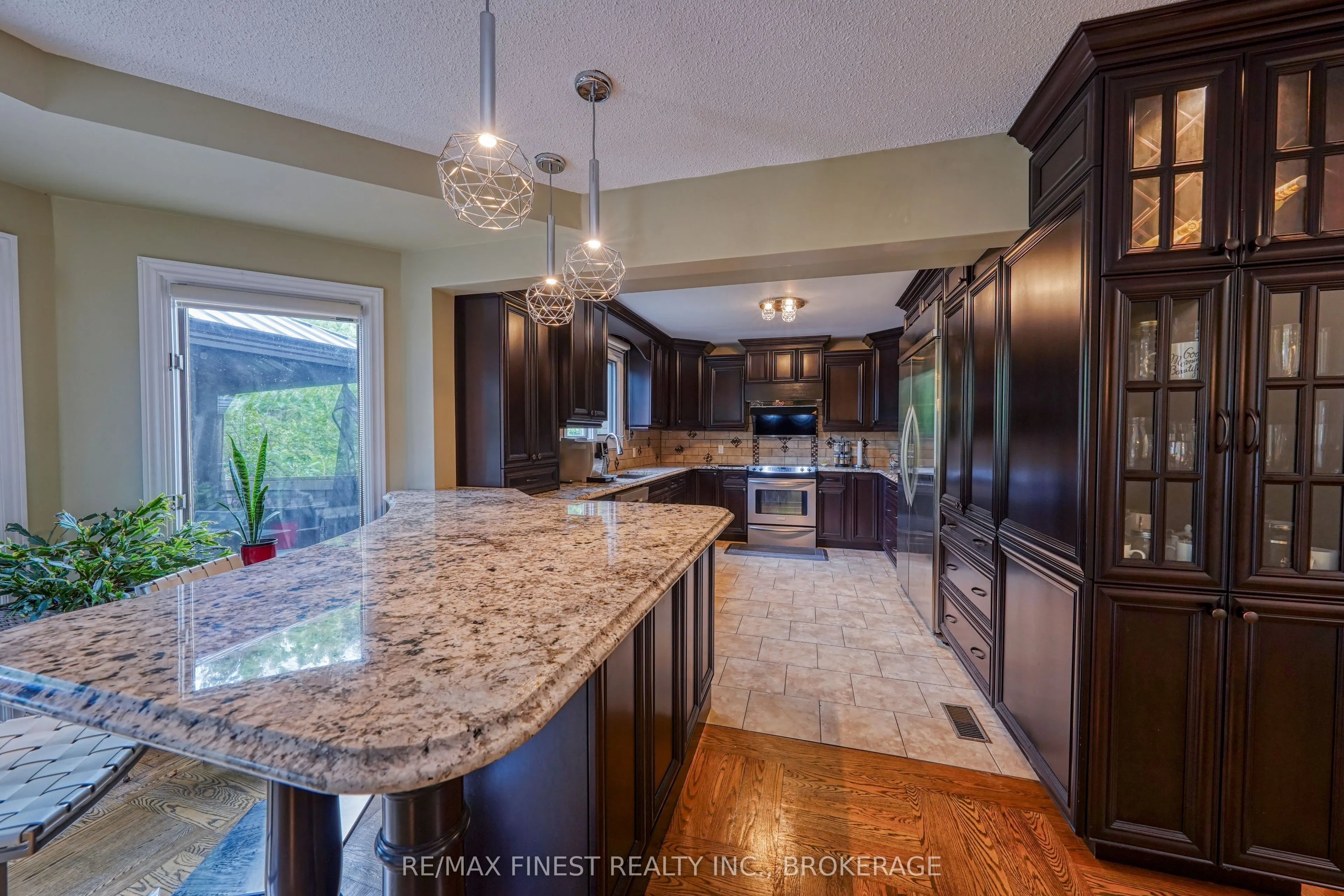 1082 Caitlin Crescent