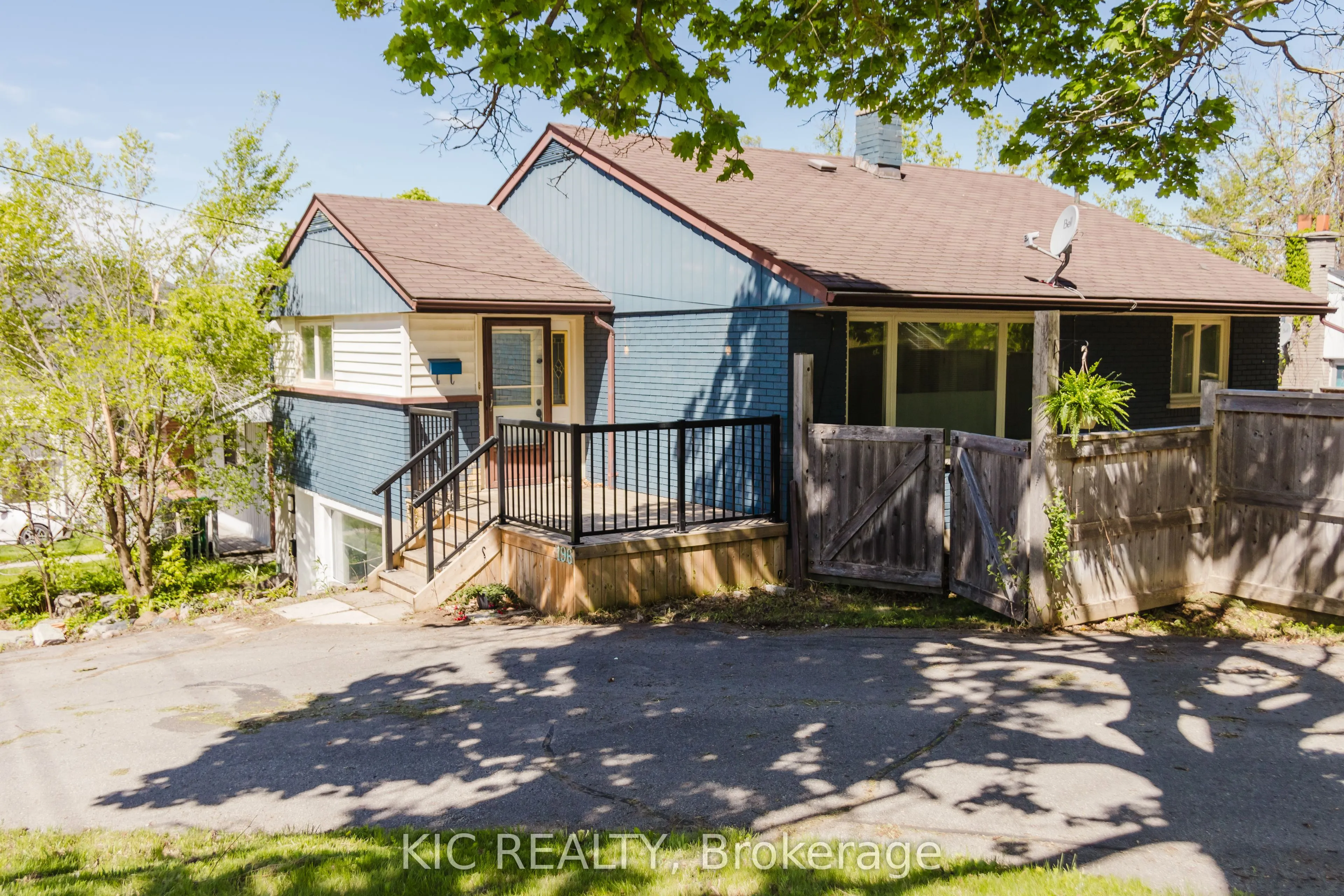 196 Hunter Street E