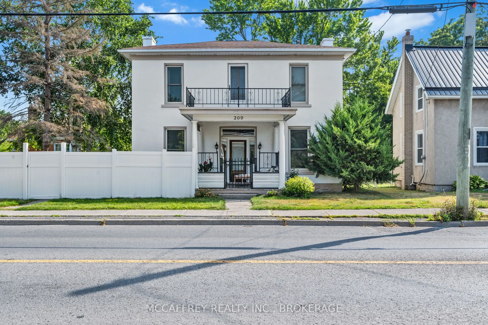 209 Centre Street N