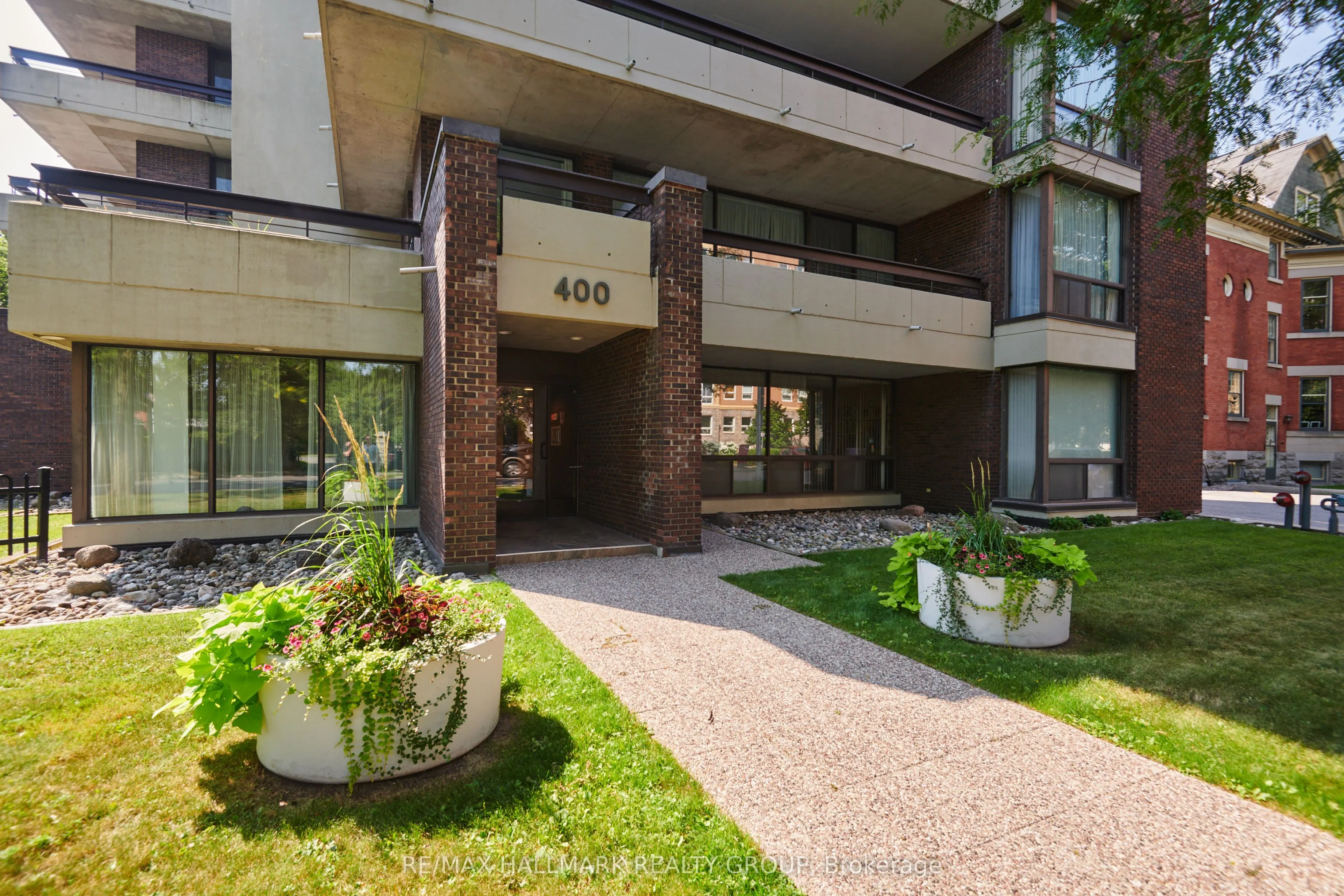 400 Laurier Avenue E, #9A