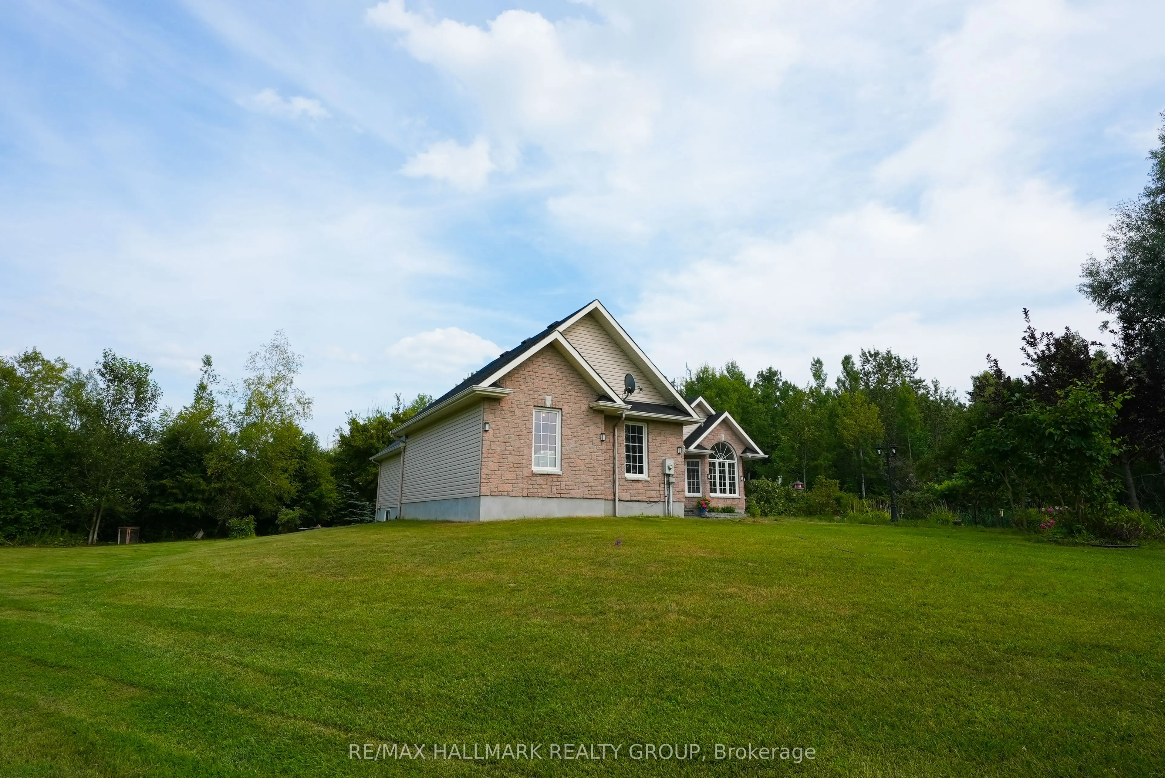 11 Rideau Crossing Crescent
