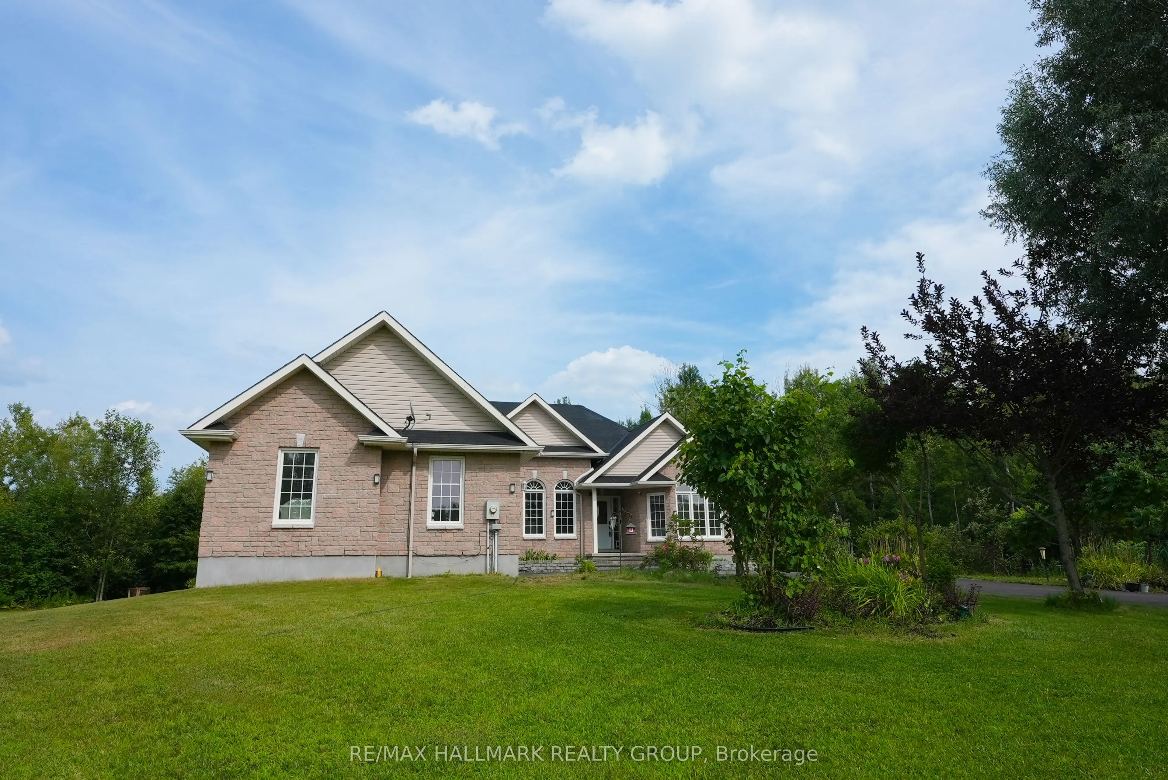 11 Rideau Crossing Crescent