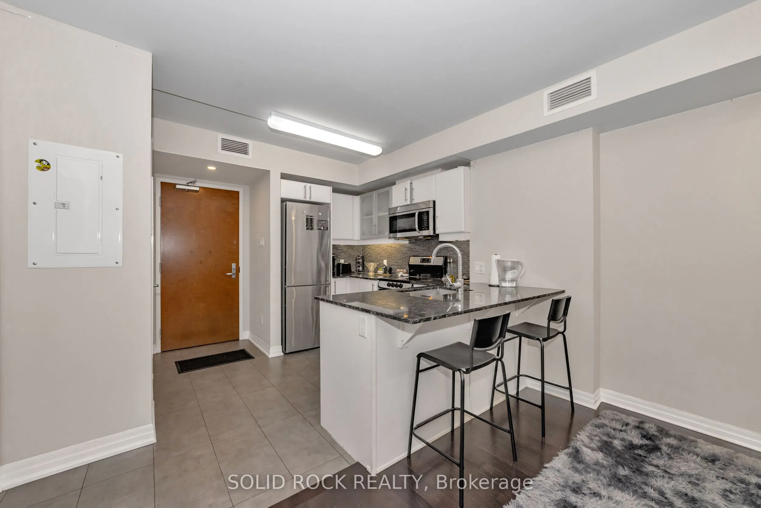 195 Besserer N, #306