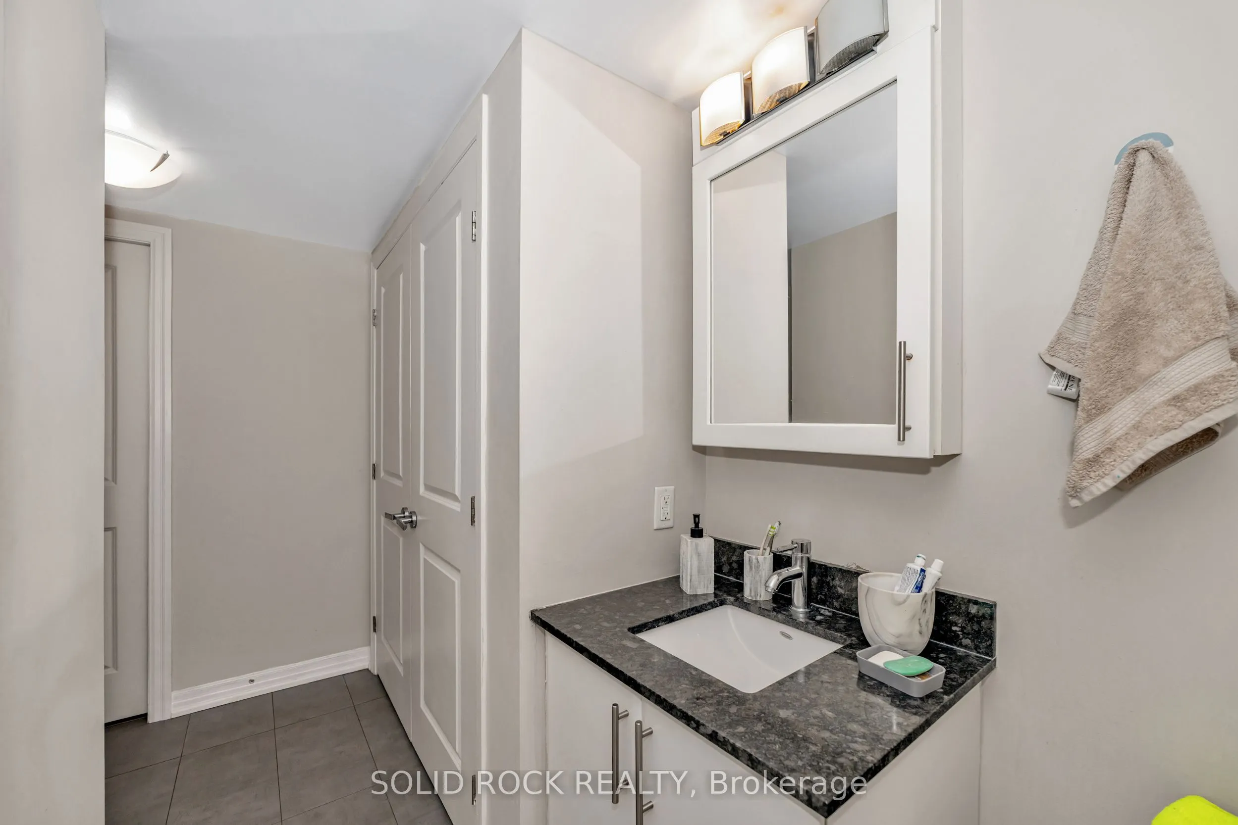 195 Besserer N, #306