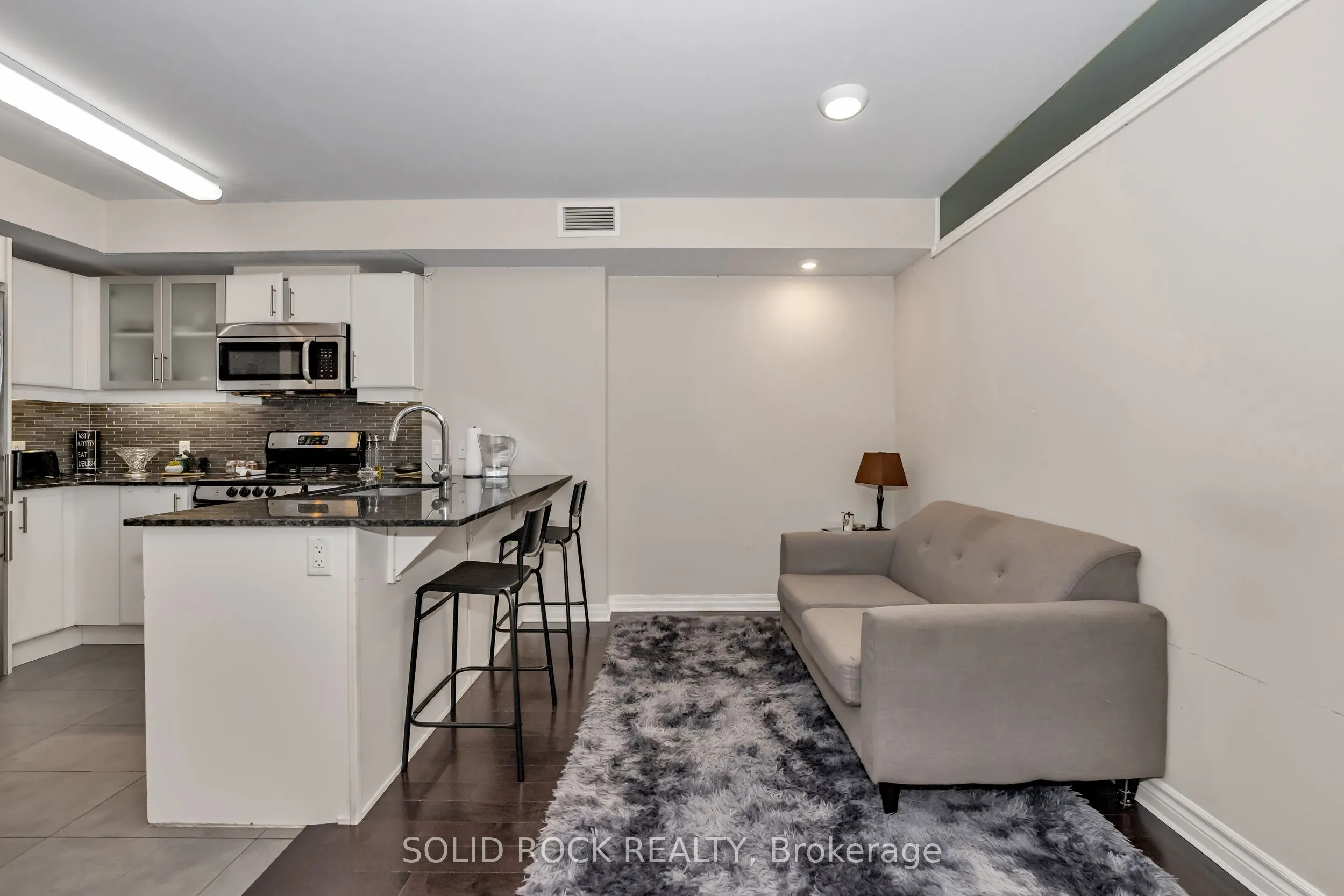 195 Besserer N, #306