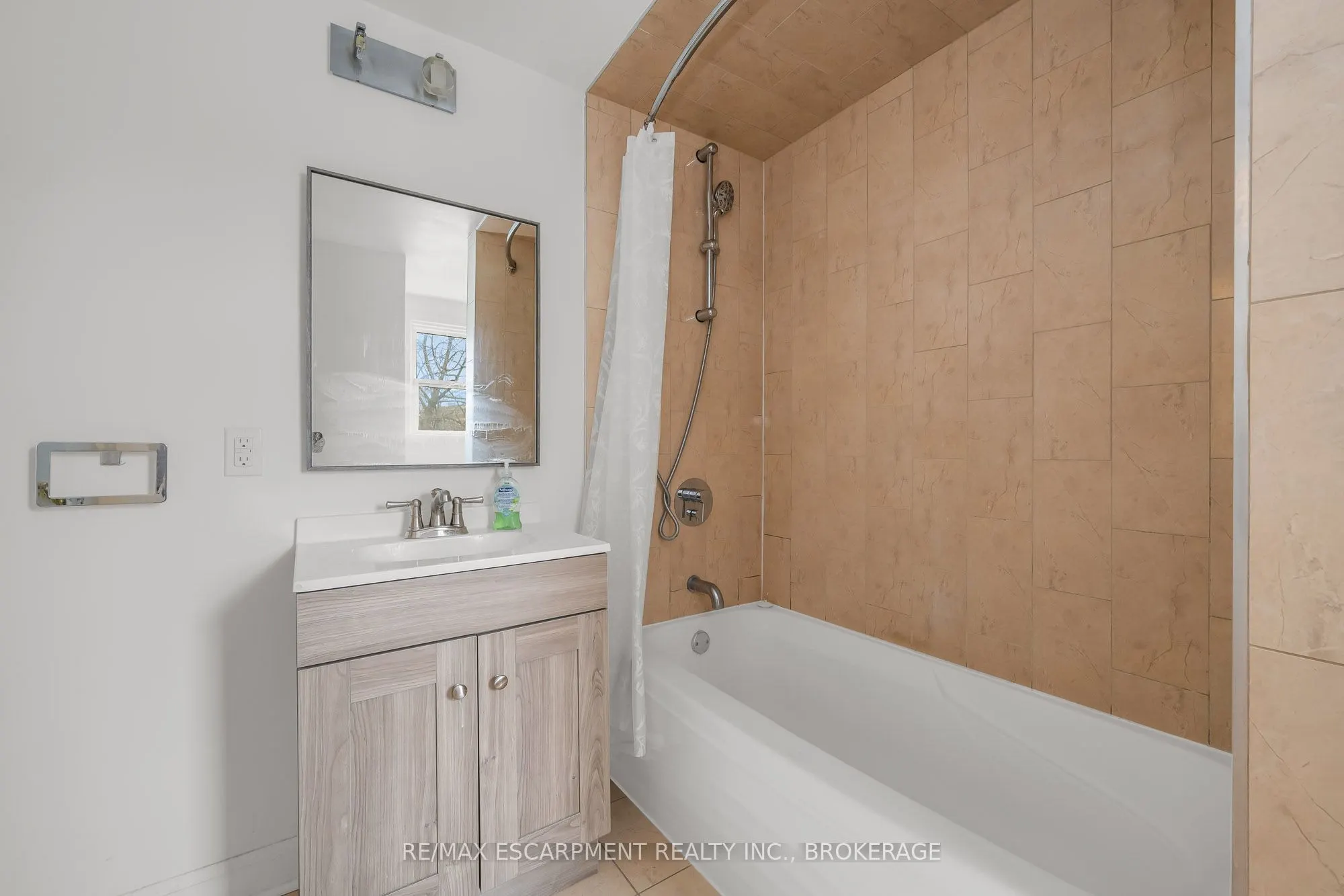 160 WELLAND Avenue, #Upper