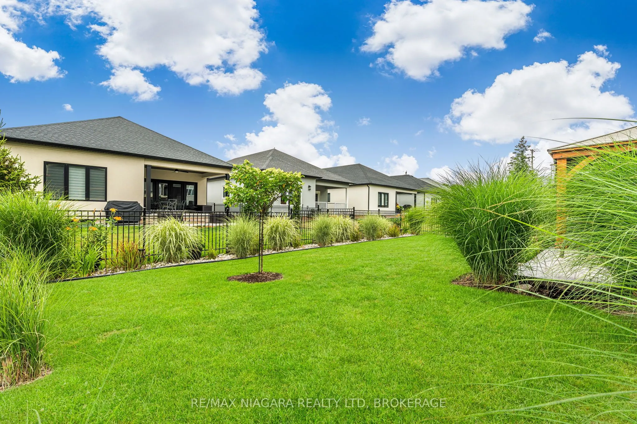 24 PROSPECT POINT Road N