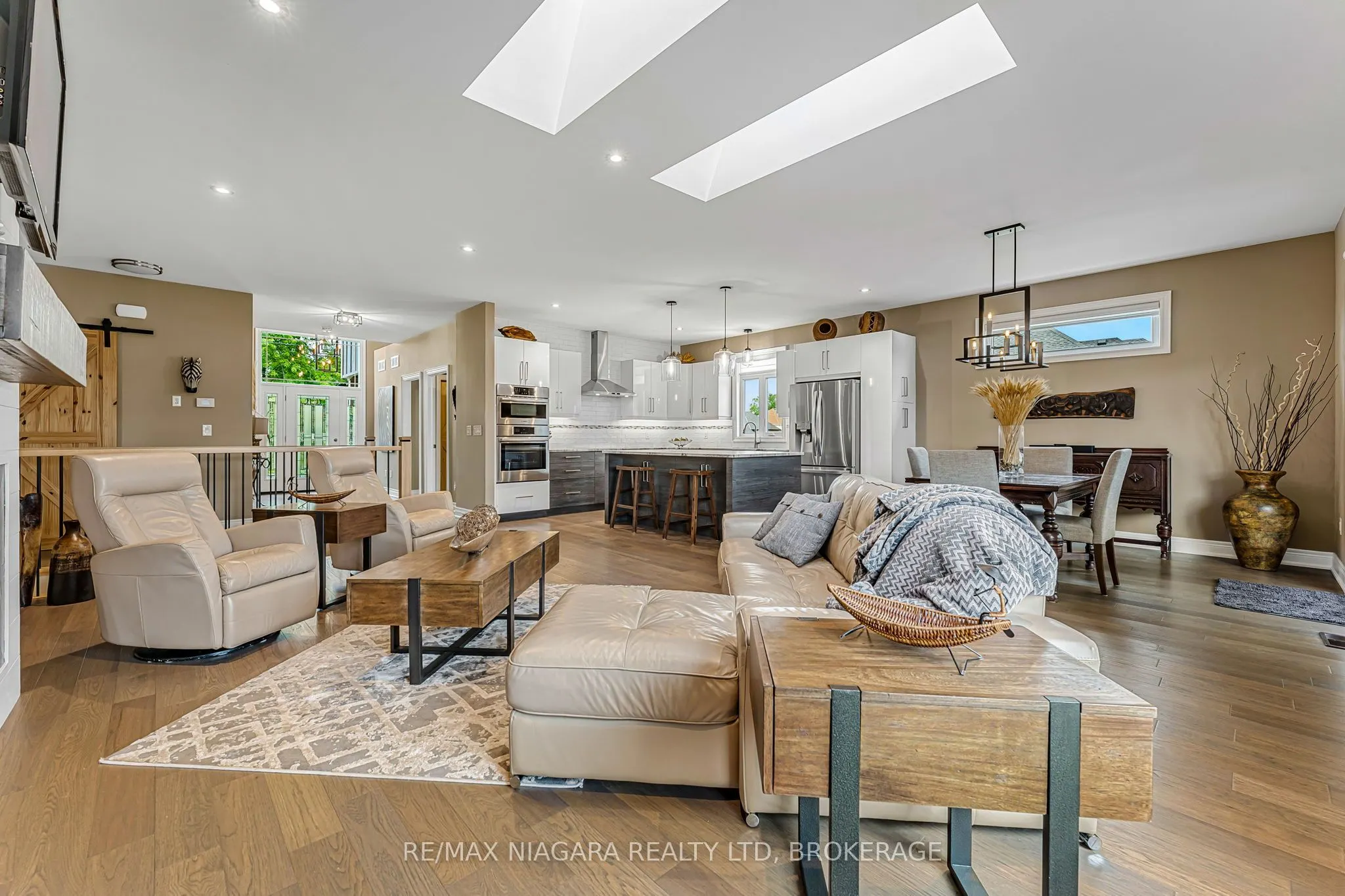 24 PROSPECT POINT Road N