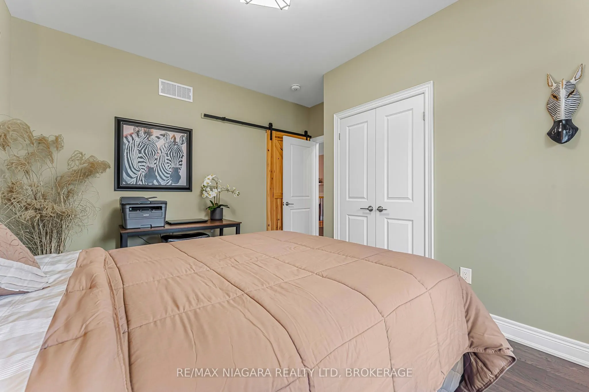 24 PROSPECT POINT Road N