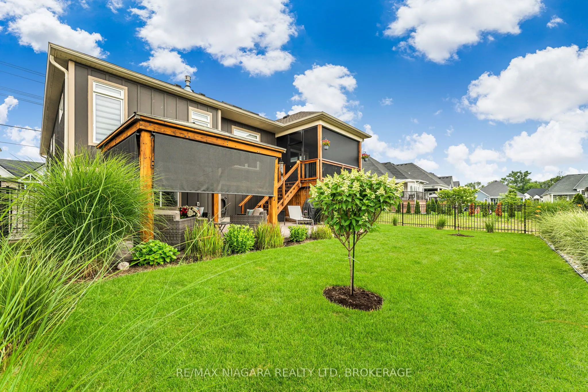 24 PROSPECT POINT Road N