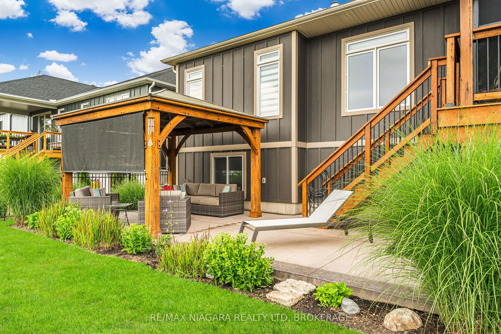 24 PROSPECT POINT Road N