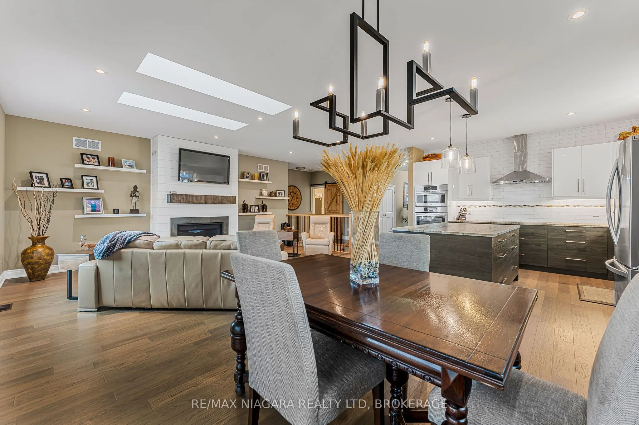 24 PROSPECT POINT Road N